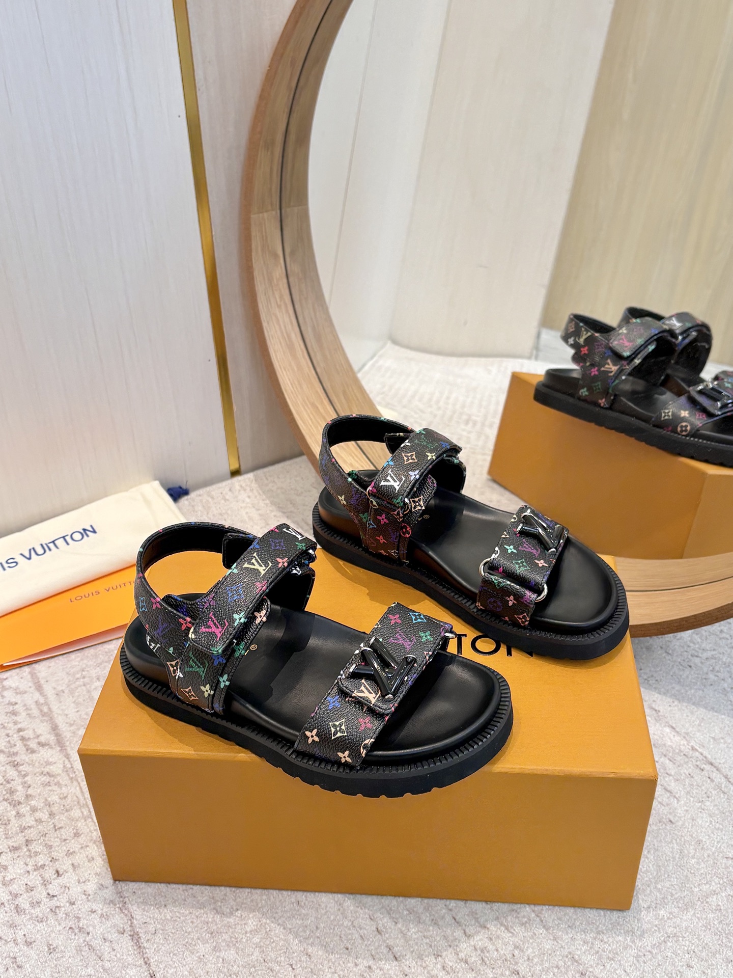 NO:236446,LV | Louis Vuitton Spring and Summer Newest Showcase Thick-soled Sandals, Hong Kong original purchase one-to-one opening mold, this year's style has added new elements compared to last year, and looks more famous. Leather surface/presbyterian material/denin printing, inner foot pad, full sheepskin, original foam and wear-resistant sole, size 35-42, sandals, louis vuitton, louis vuitton, sandals, sheepskin19860909LV | 路易威登春夏新品 最新走秀款厚底凉鞋  香港原版购入一比一开模  今年的款式比去年增加了新原素 显得更为大牌 皮面/老花料/丹宁布印花 内里垫脚全羊皮 原版发泡耐磨大底 码数35-42,凉鞋,louis vuitton,louis vuitton,sandals,sheepskin,Women's Shoes