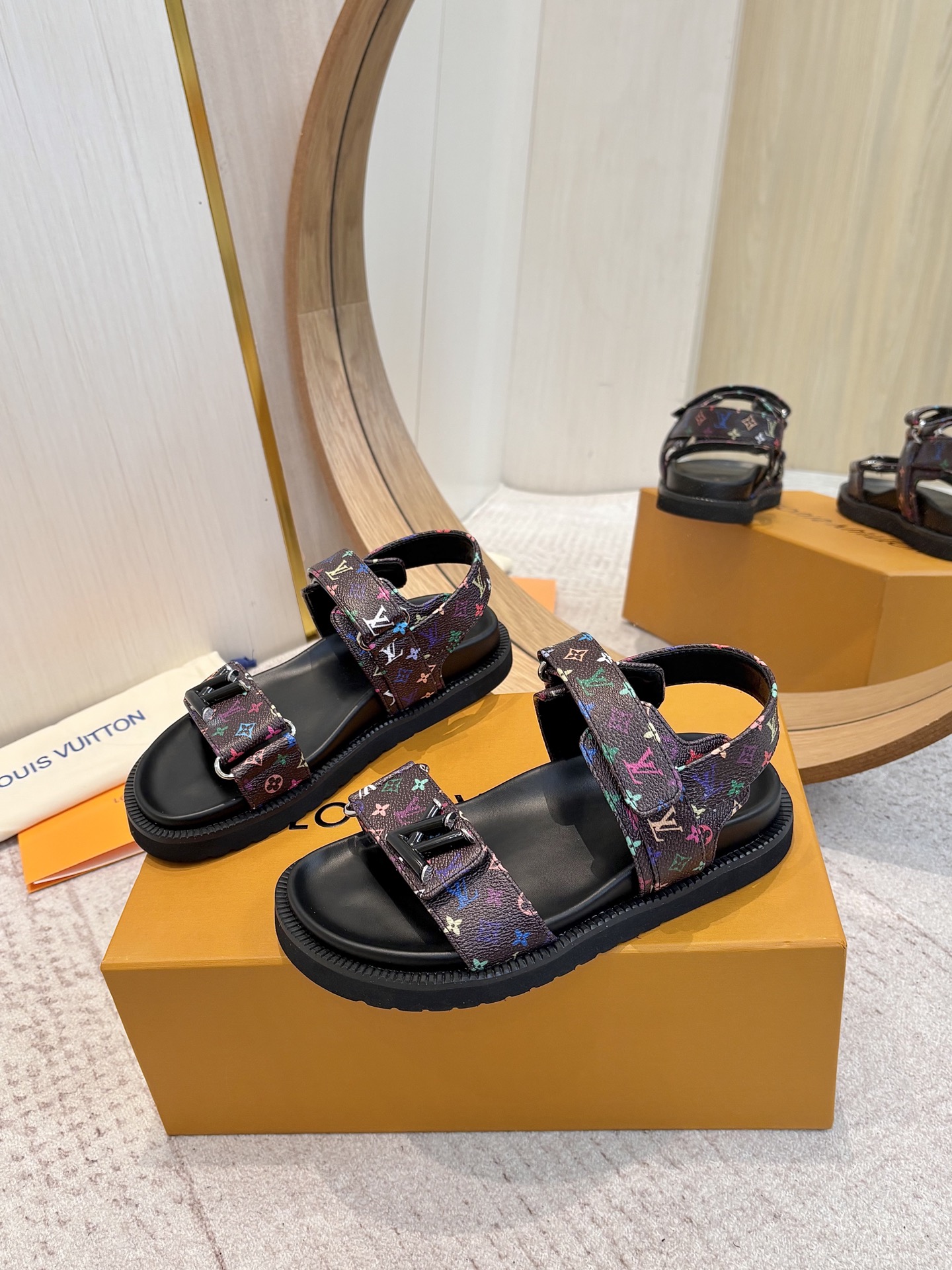 NO:231452,LV | Louis Vuitton Spring and Summer Newest Showcase Thick-soled Sandals, Hong Kong original purchase one-to-one opening mold, this year's style has added new elements compared to last year, and looks more famous. Leather surface/presbyterian material/denin printing, inner foot pad, full sheepskin, original foam and wear-resistant sole, size 35-42, sandals, louis vuitton, louis vuitton, sandals, sheepskin19860909LV | 路易威登春夏新品 最新走秀款厚底凉鞋  香港原版购入一比一开模  今年的款式比去年增加了新原素 显得更为大牌 皮面/老花料/丹宁布印花 内里垫脚全羊皮 原版发泡耐磨大底 码数35-42,凉鞋,louis vuitton,louis vuitton,sandals,sheepskin,Women's Shoes