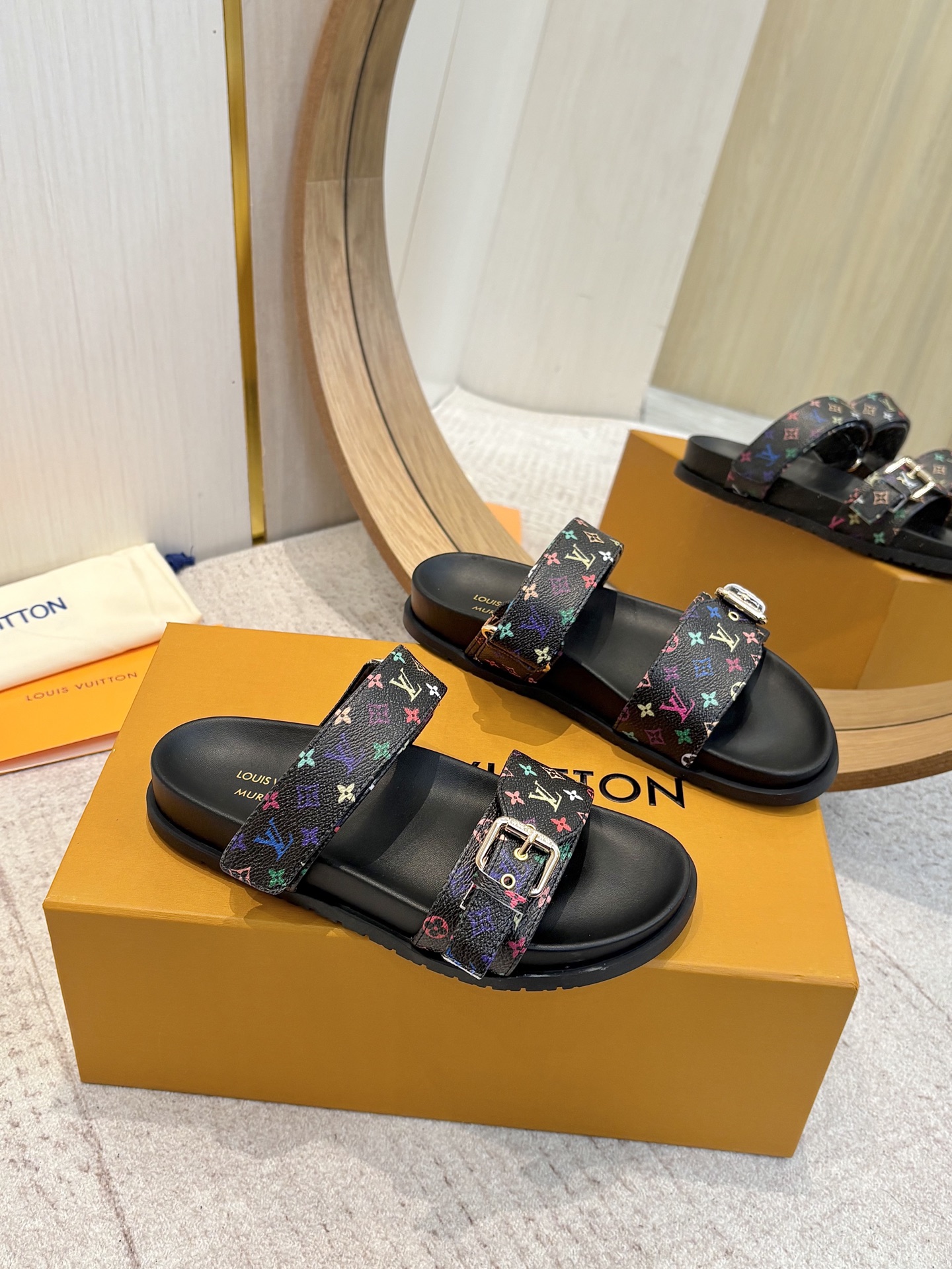 NO:231455,LV | Louis Vuitton Spring and Summer Newest Showcase Thick-soled Sandals, Hong Kong original purchase one-to-one opening mold, this year's style has added new elements compared to last year, and looks more famous. Leather surface/presbyterian material/denin printing, inner foot pad, full sheepskin, original foam and wear-resistant sole, size 35-42, sandals, louis vuitton, louis vuitton, sandals, sheepskin19860909LV | 路易威登春夏新品 最新走秀款厚底凉鞋  香港原版购入一比一开模  今年的款式比去年增加了新原素 显得更为大牌 皮面/老花料/丹宁布印花 内里垫脚全羊皮 原版发泡耐磨大底 码数35-42,凉鞋,louis vuitton,louis vuitton,sandals,sheepskin,Women's Shoes