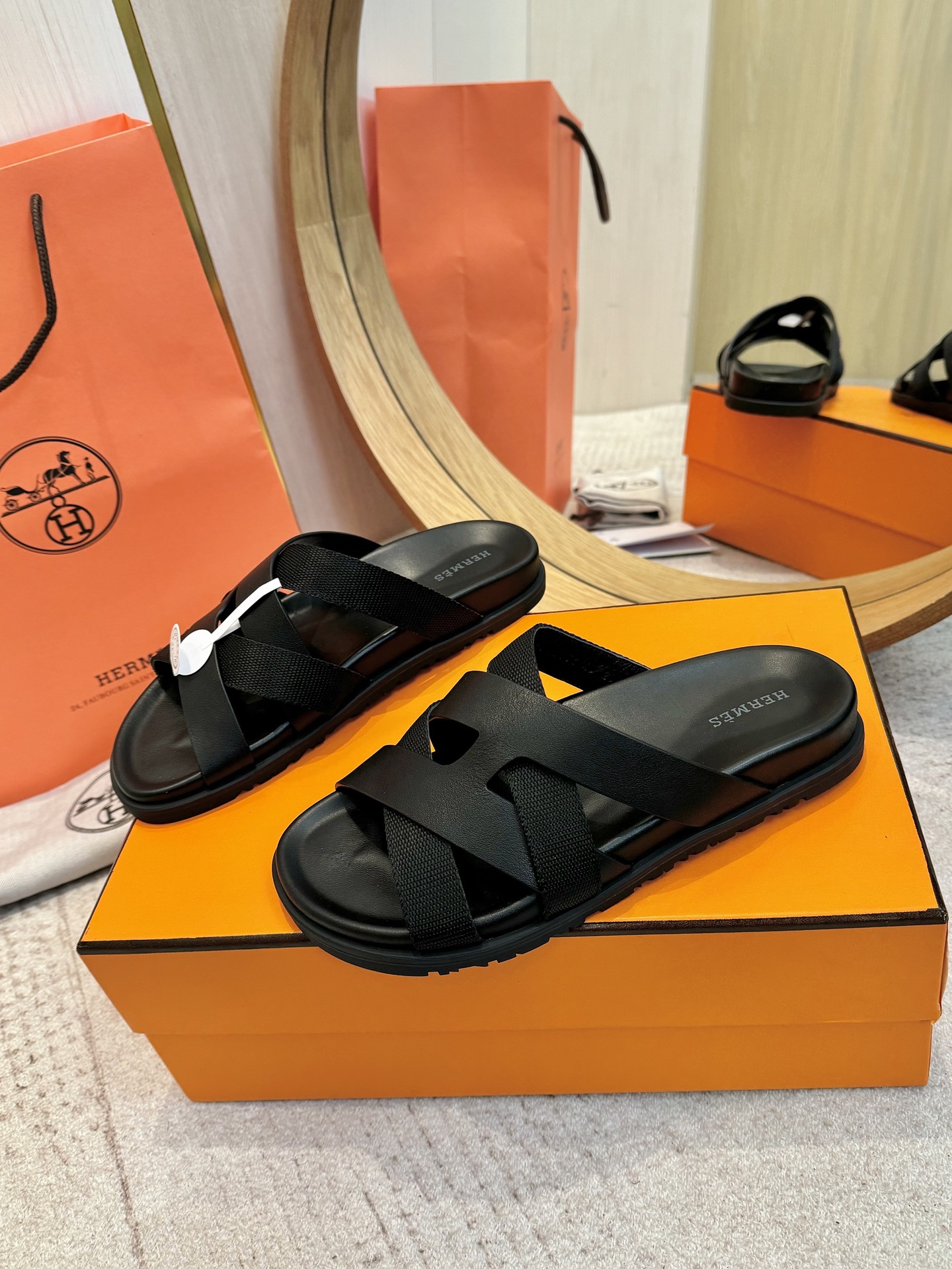 NO:234586,/190【Top version 240/250】 HERMES Hermes, original shoes made 1:1, top version, upper material: high-end imported calfskin, inner foot pad sheepskin, TPU anti-slip wear-resistant sole, multi-color selection!  Number of codes: 34-46 (34 45 46 customized without return) [Top version comprehensive upgrade version], slippers, hermes, hermes, slippers, cowhide, sheepskin19860909/190【顶级版本240/250】 HERMES爱马仕,原版鞋1:1制作,顶级版本, 鞋面材质:高级进口小牛皮, 内里垫脚羊皮,TPU防滑耐磨大底,多色选择！ 码数:34-46(34 45 46订做不退换）【顶级版本全面升级版】,拖鞋,hermes,hermes,slippers,cowhide,sheepskin,Women's Shoes