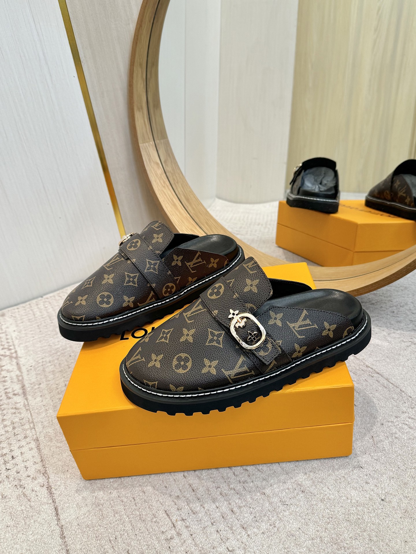 NO:238811,【High quality】louis vuitton lv 25ss early spring couple style Birken Slippers are cute and lovely, the foot feels so good. The finishing touch of the side logo is simple and high-end. Heel-exposed design. Wear and walk. Lazy gossip. Warm. Excellent effect. Close eyes. Original purchase and development. Imported upper frosted leather and presbyopia. Hardware buckle original mold opening. Inner foot pad sheepskin. Water table and water table [not spray paint] sole sole original mold opening. Size 35~45. Semi-torque. Louis vuitton, louis vuitton, slippers, sheepskin19860909【高品质】 louis vuitton lv 25ss早春 情侣款 勃肯拖鞋 可可爱爱、脚感简直不要太好 侧面logo扣点睛之笔 简约又高级 露跟设计 即穿即走 懒人福音 保暖 效果极佳 闭眼入 原版购入开发 鞋面进口磨砂皮、老花超纤 五金扣原版开模 内里垫脚羊皮 水台包水台【并非喷漆】 鞋底鞋底原版开模大底 码数35～45,半拖,louis vuitton,louis vuitton,slippers,sheepskin,Women's Shoes