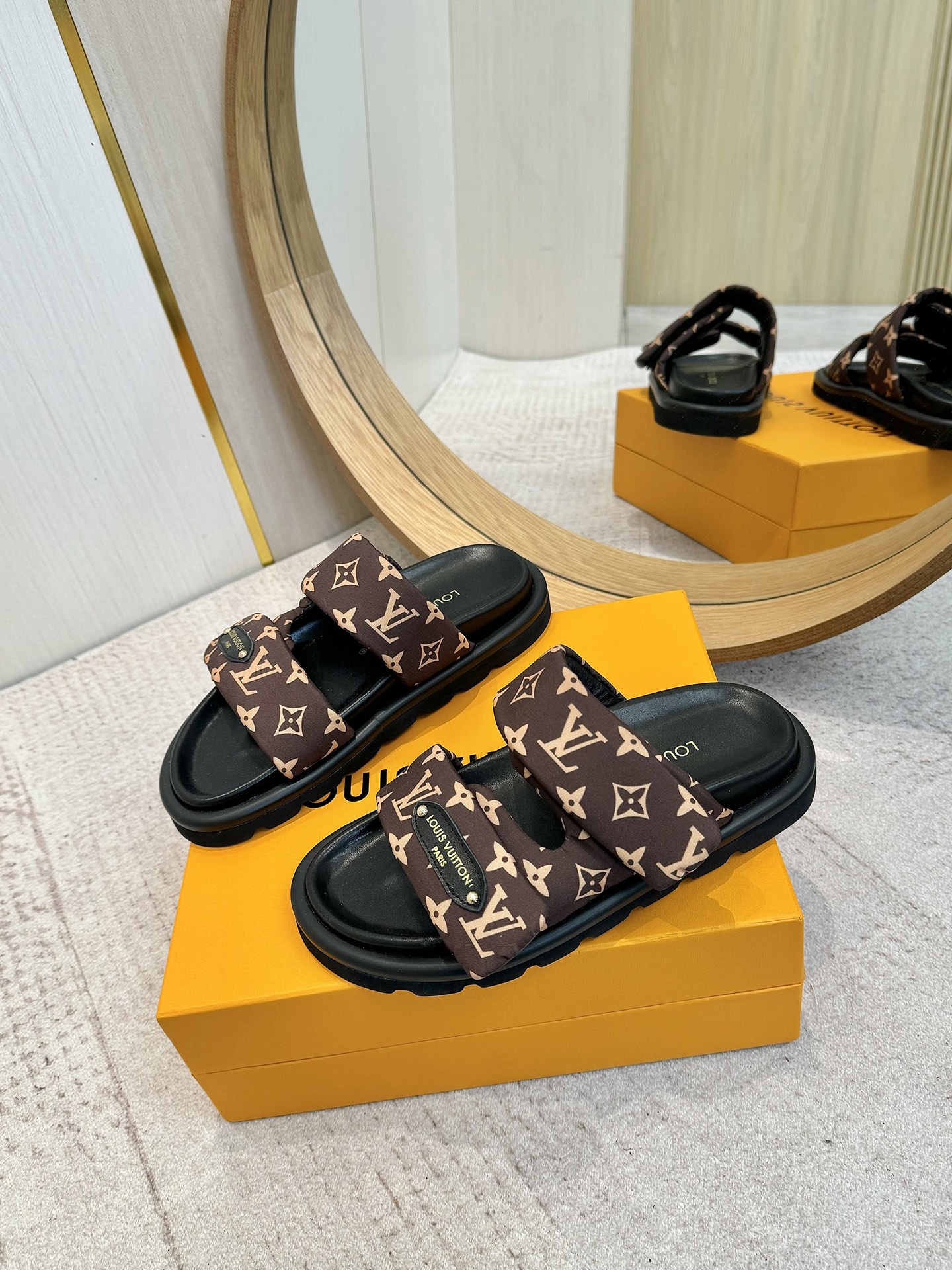 NO:238808,【High quality】 LV chubby sexy slippers louis vuitton lv 25ss early spring couple style Birken Slippers cute, the foot feel is simply too good. The finishing touch of the side logo is simple and high-end. Heel-exposed design. Wear and go. Lazy gossip. Warm. The effect is excellent. Close the eyes. The original version is purchased and developed. The upper is imported matte leather and presbyopia. The hardware buckle is original molded. The inner foot pad sheepskin. Water table is water-in-washing table [not spray paint] Sole sole original molded sole. Size 35~45. Slippers, louis vuitton, louis vuitton, slippers, sheepskin19860909【高品质】 LV胖乎乎性感拖鞋 louis vuitton lv 25ss早春 情侣款 勃肯拖鞋 可可爱爱、脚感简直不要太好 侧面logo扣点睛之笔 简约又高级 露跟设计 即穿即走 懒人福音 保暖 效果极佳 闭眼入 原版购入开发 鞋面进口磨砂皮、老花超纤 五金扣原版开模 内里垫脚羊皮 水台包水台【并非喷漆】 鞋底鞋底原版开模大底 码数35～45,拖鞋,louis vuitton,louis vuitton,slippers,sheepskin,Women's Shoes