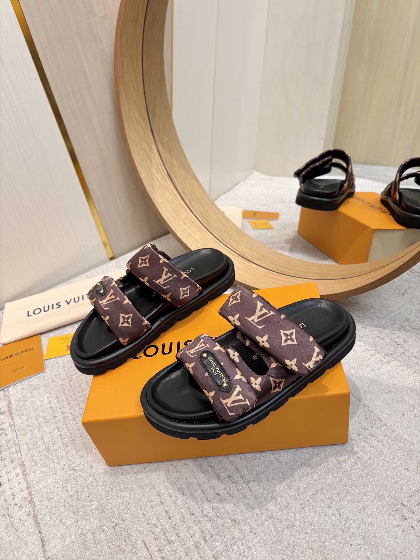 NO:408047,【High quality】 LV chubby sexy slippers louis vuitton lv 25ss early spring couple style Birken Slippers cute, the foot feel is simply too good. The finishing touch of the side logo is simple and high-end. Heel-exposed design. Wear and go. Lazy gossip. Warm. The effect is excellent. Close the eyes. The original version is purchased and developed. The upper is imported matte leather and presbyopia. The hardware buckle is original molded. The inner foot pad sheepskin. Water table is water-in-washing table [not spray paint] Sole sole original molded sole. Size 35~45. Slippers, louis vuitton, louis vuitton, slippers, sheepskin19860909【高品质】 LV胖乎乎性感拖鞋 louis vuitton lv 25ss早春 情侣款 勃肯拖鞋 可可爱爱、脚感简直不要太好 侧面logo扣点睛之笔 简约又高级 露跟设计 即穿即走 懒人福音 保暖 效果极佳 闭眼入 原版购入开发 鞋面进口磨砂皮、老花超纤 五金扣原版开模 内里垫脚羊皮 水台包水台【并非喷漆】 鞋底鞋底原版开模大底 码数35～45,拖鞋,louis vuitton,louis vuitton,slippers,sheepskin,Women's Shoes