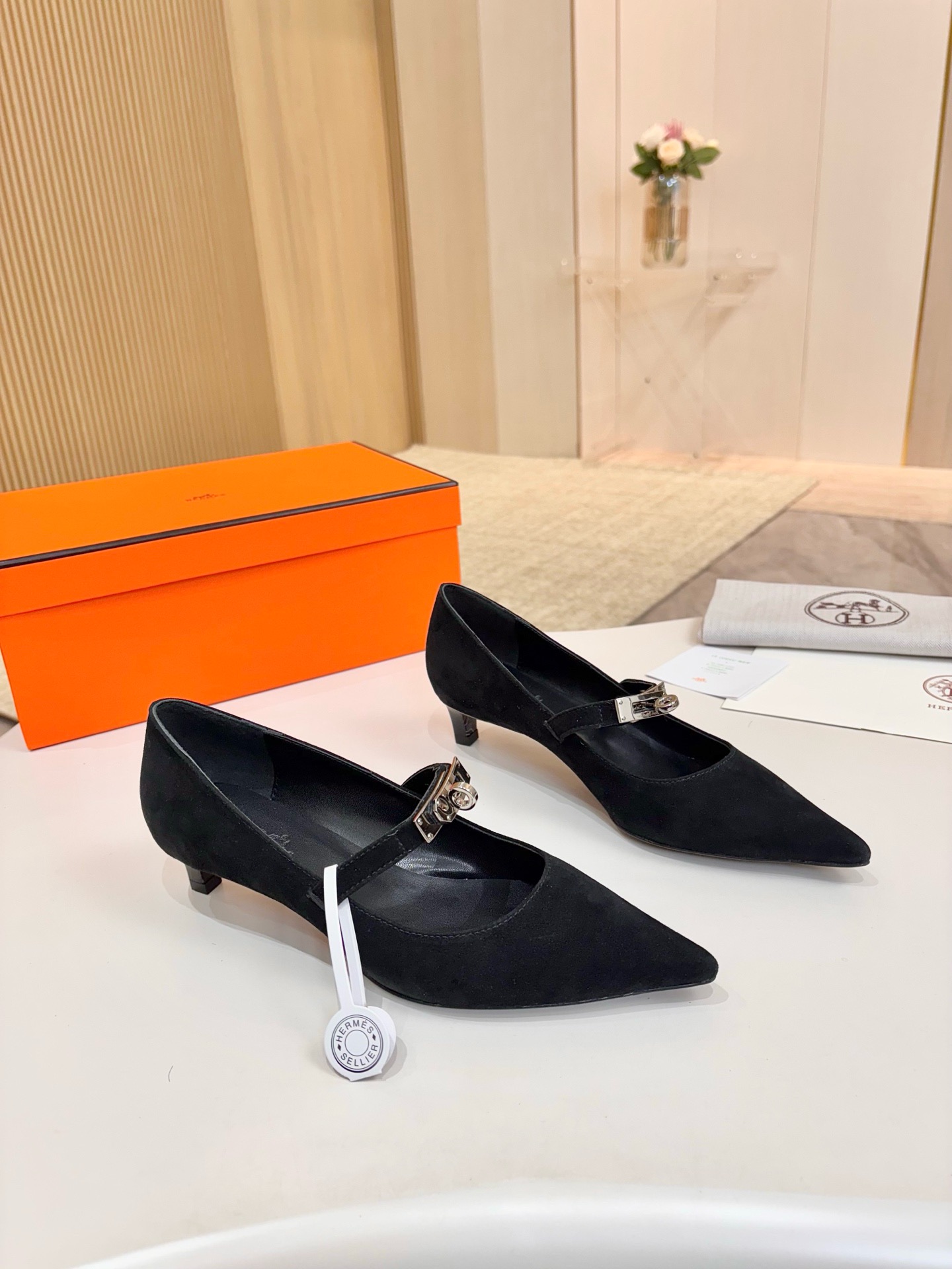NO:482514,Hermes, leather top version!  Original development: Black sheep skin with upper, inner foot pad, mixed-bred sheep skin, heel height 4cm, Italian leather outsole, size 34-43 [34.41.42.43 customized] Packaging configuration original packaging!  , single shoes, hermes, hermes, sheepskin, sheep, Leather soles19860909爱马仕Hermes,真皮大底 顶级版本！原版开发 鞋面黑色羊猄皮 内里垫脚 混种羊皮 跟高 4cm 大底意大利真皮大底  码数34-43【34.41.42.43定做】 包装配置原版包装！,单鞋,hermes,hermes,sheepskin,sheep,Leather soles,Women's Shoes