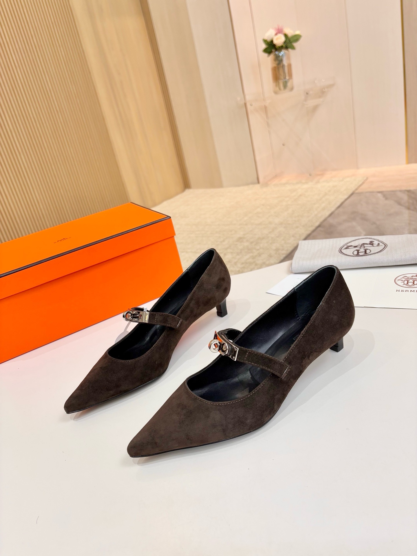 NO:482523,Hermes, leather top version!  Original development, upper sheep skin, inner foot pad, mixed breed sheep skin, heel height 4cm, outsole, Italian leather outsole, size 34-43 [34.41.42.43 customized] Packaging configuration original packaging!  , single shoes, hermes, hermes, sheepskin, sheep, Leather soles19860909爱马仕Hermes,真皮大底 顶级版本！原版开发 鞋面羊猄皮 内里垫脚 混种羊皮 跟高 4cm 大底意大利真皮大底  码数34-43【34.41.42.43定做】 包装配置原版包装！,单鞋,hermes,hermes,sheepskin,sheep,Leather soles,Women's Shoes