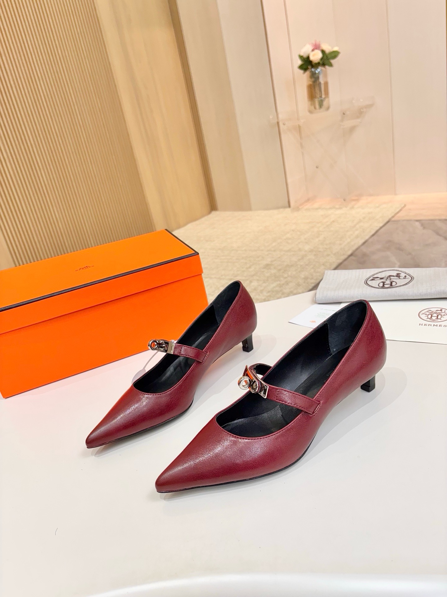NO:482526,Hermes, leather top version!  Original development: pomegranate red plant soft sheepskin upper, inner foot pad, mixed-bred sheepskin, heel height 4cm, Italian leather outsole, size 34-43 [34.41.42.43 customized] Packaging configuration original packaging!  , single shoes, hermes, hermes, sheepskin, Leather soles19860909爱马仕Hermes,真皮大底 顶级版本！原版开发 鞋面石榴红植柔羊皮 内里垫脚 混种羊皮 跟高 4cm 大底意大利真皮大底  码数34-43【34.41.42.43定做】 包装配置原版包装！,单鞋,hermes,hermes,sheepskin,Leather soles,Women's Shoes