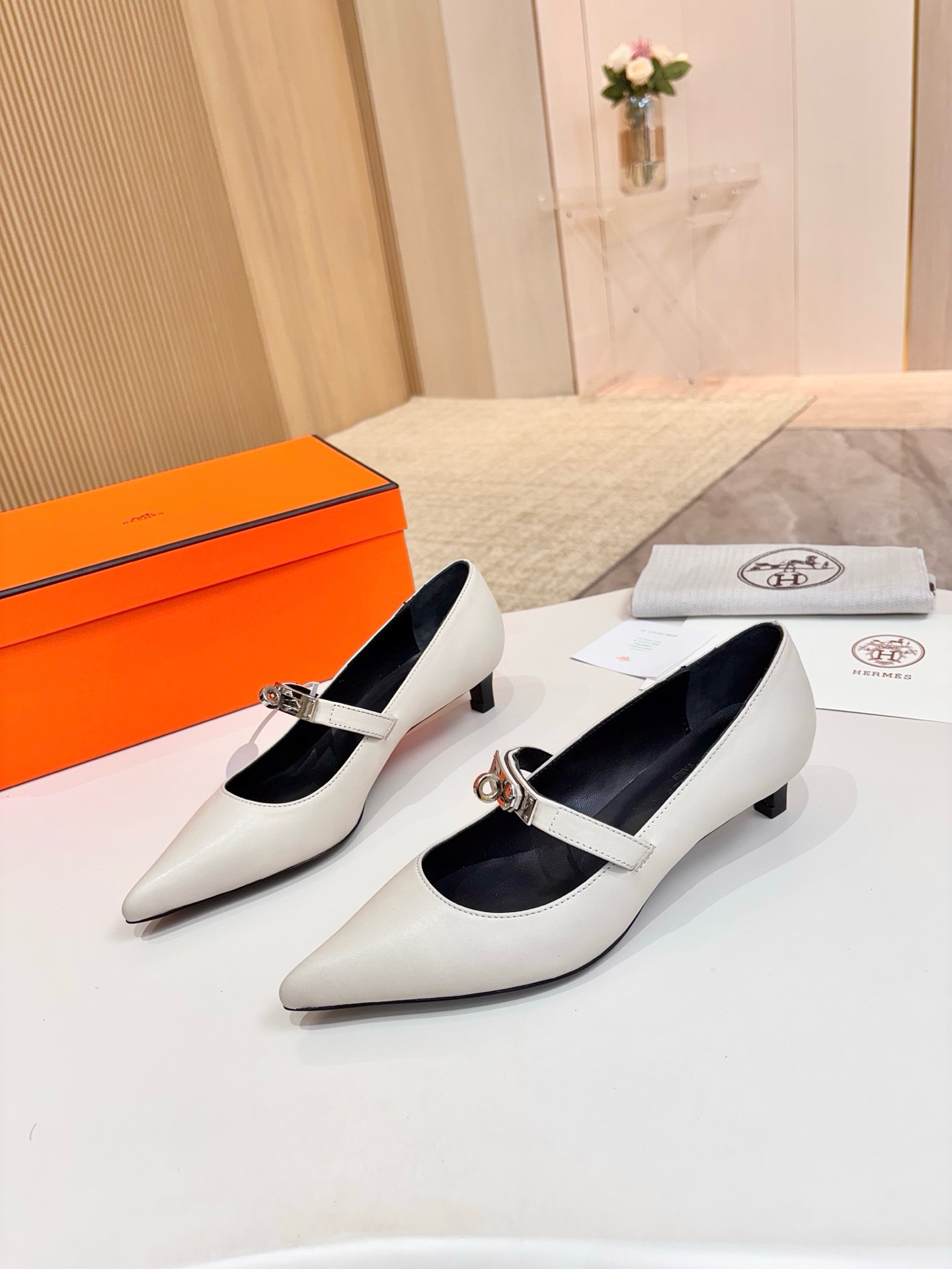 NO:482530,Hermes, leather top version!  Original development, khaki white planted sheepskin upper, inner foot pad, mixed-bred sheepskin, heel height 4cm, outsole, Italian leather outsole, size 34-43 [34.41.42.43 customized] Packaging configuration original packaging!  , single shoes, hermes, hermes, sheepskin, Leather soles19860909爱马仕Hermes,真皮大底 顶级版本！原版开发 鞋面卡其白植柔羊皮 内里垫脚 混种羊皮 跟高 4cm 大底意大利真皮大底  码数34-43【34.41.42.43定做】 包装配置原版包装！,单鞋,hermes,hermes,sheepskin,Leather soles,Women's Shoes