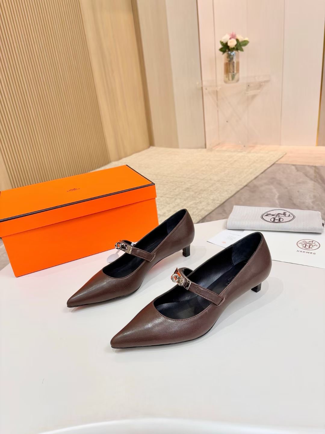 NO:482540,Hermes, leather top version!  Original development, khaki white planted sheepskin upper, inner foot pad, mixed-bred sheepskin, heel height 4cm, outsole, Italian leather outsole, size 34-43 [34.41.42.43 customized] Packaging configuration original packaging!  , single shoes, hermes, hermes, sheepskin, Leather soles19860909爱马仕Hermes,真皮大底 顶级版本！原版开发 鞋面卡其白植柔羊皮 内里垫脚 混种羊皮 跟高 4cm 大底意大利真皮大底  码数34-43【34.41.42.43定做】 包装配置原版包装！,单鞋,hermes,hermes,sheepskin,Leather soles,Women's Shoes