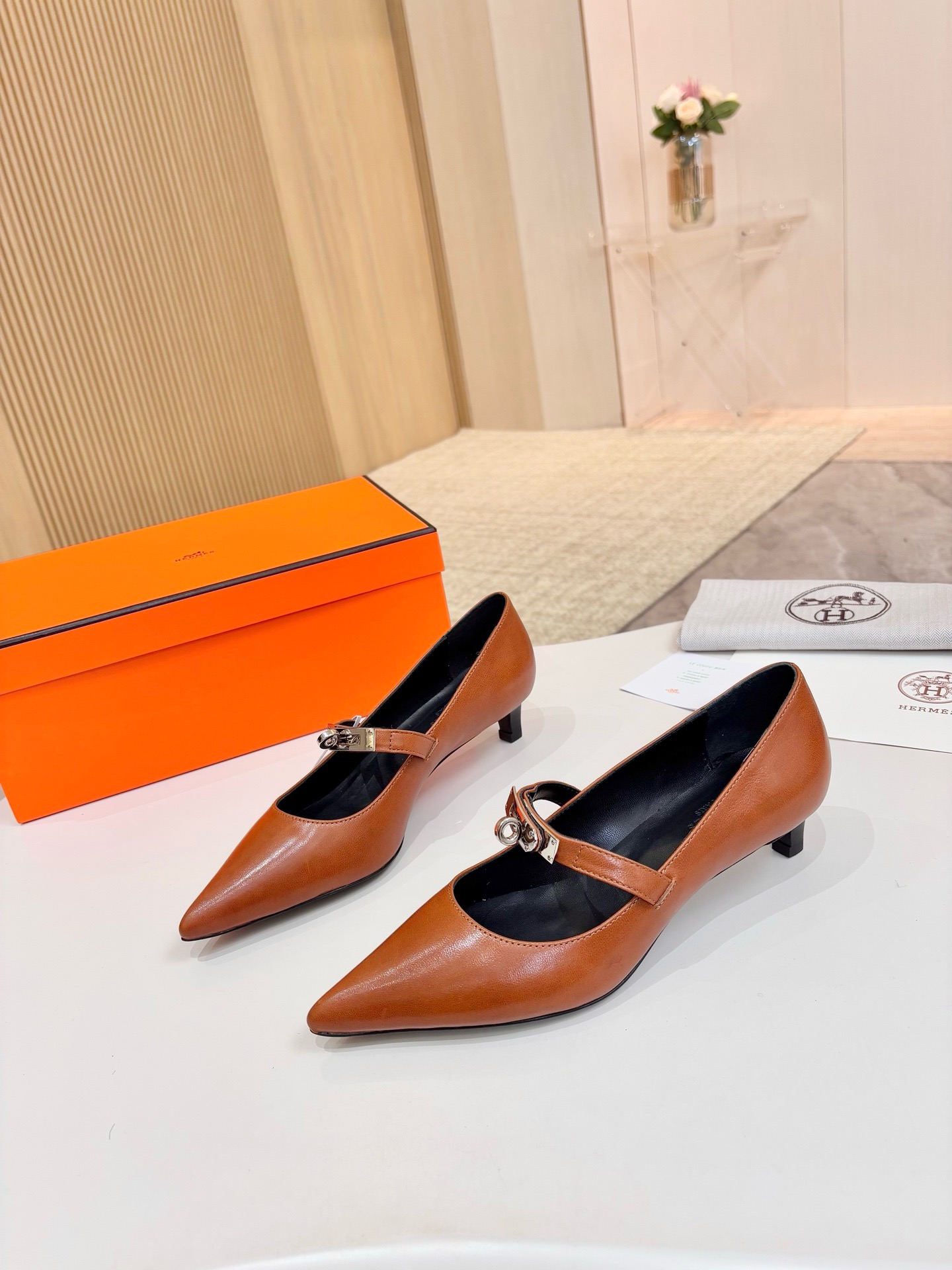 NO:482531,Hermes, leather top version!  Original development: Sun-yellow-brown soft sheepskin upper, inner foot pad, mixed-bred sheepskin, heel height 4cm, Italian leather outsole, size 34-43 [34.41.42.43 customized] Packaging configuration original packaging!  , single shoes, hermes, hermes, sheepskin, Leather soles19860909爱马仕Hermes,真皮大底 顶级版本！原版开发 鞋面太阳黄棕植柔羊皮 内里垫脚 混种羊皮 跟高 4cm 大底意大利真皮大底  码数34-43【34.41.42.43定做】 包装配置原版包装！,单鞋,hermes,hermes,sheepskin,Leather soles,Women's Shoes