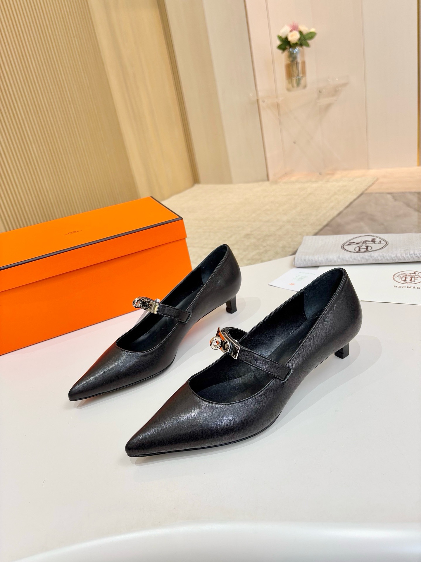 NO:482537,Hermes, leather top version!  Original development: Black soft sheepskin on the upper, inner foot pad, mixed sheepskin, heel height 4cm, Italian leather outsole, size 34-43 [34.41.42.43 customized] Packaging configuration original packaging!  , single shoes, hermes, hermes, sheepskin, Leather soles19860909爱马仕Hermes,真皮大底 顶级版本！原版开发 鞋面黑色植柔羊皮 内里垫脚 混种羊皮 跟高 4cm 大底意大利真皮大底  码数34-43【34.41.42.43定做】 包装配置原版包装！,单鞋,hermes,hermes,sheepskin,Leather soles,Women's Shoes