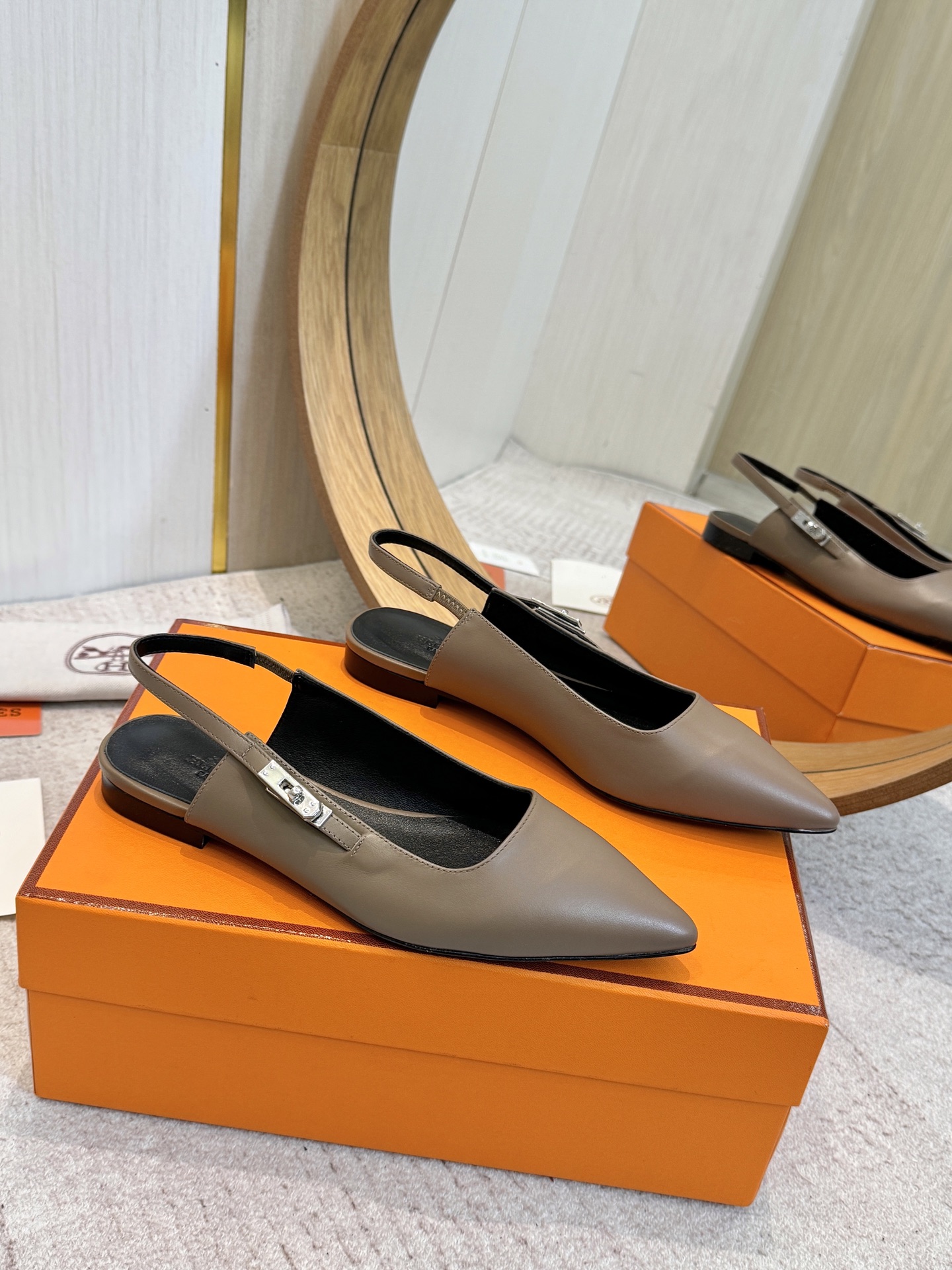 NO:482510,Hermes, leather top version!  Original development: Upper with soft sheep skin, inner foot pad, mixed-bred sheep skin, Italian leather outsole, size 34-42 [34.41.42. Customized] Packaging configuration original packaging!  ,sandals,hermes,hermes,sandals,sheepskin,sheep,Leather soles19860909爱马仕Hermes,真皮大底 顶级版本！原版开发 鞋面植柔羊猄皮 内里垫脚 混种羊皮 大底意大利真皮大底  码数34-42【34.41.42.定做】 包装配置原版包装！,凉鞋,hermes,hermes,sandals,sheepskin,sheep,Leather soles,Women's Shoes