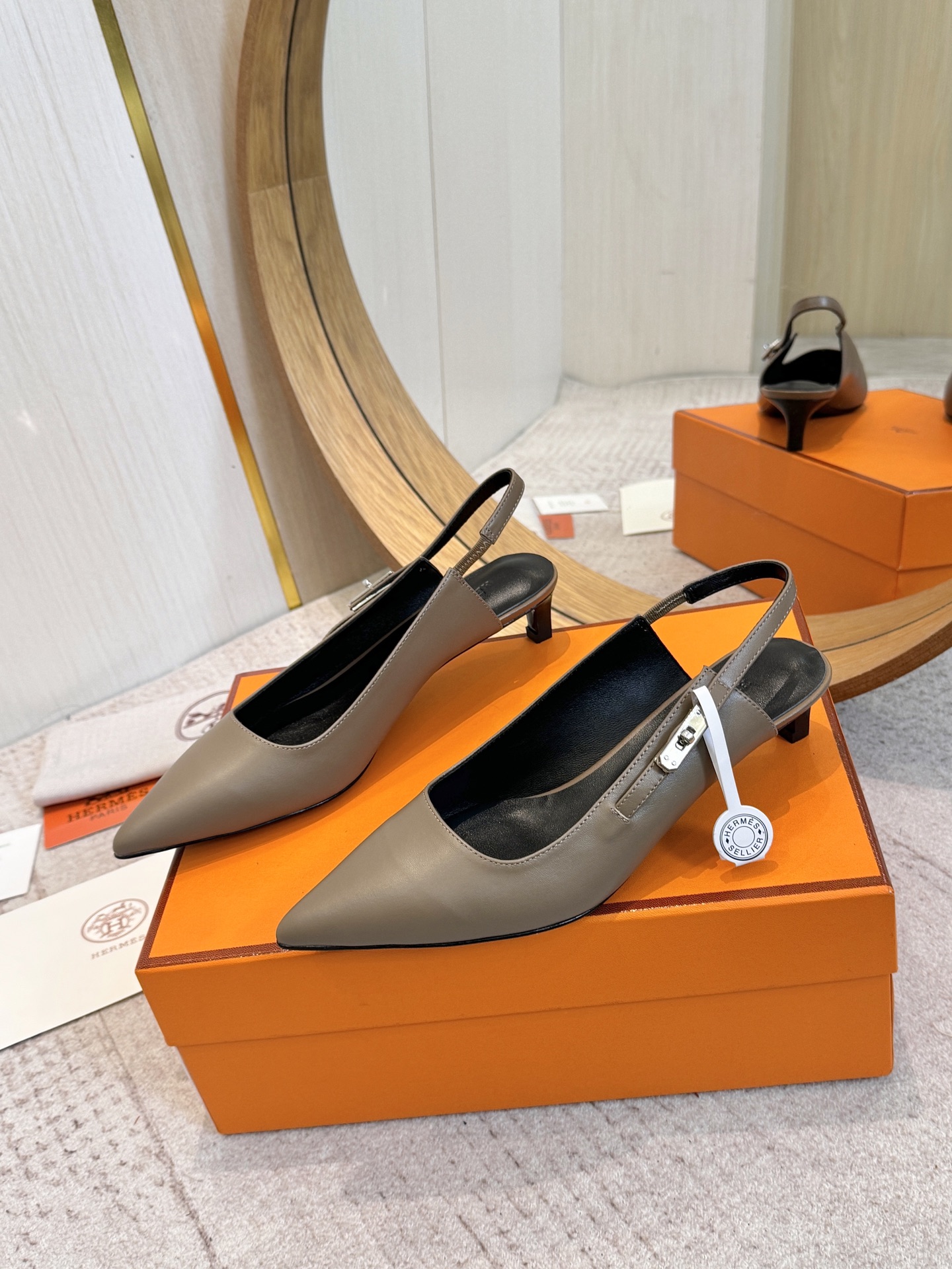 NO:482507,Hermes, leather top version!  Original development: Upper with soft sheep skin, inner foot pad, mixed-bred sheep skin, heel height 4.5cm, Italian leather outsole, size 34-42 [34.41.42. Customized] Packaging configuration original packaging!  ,sandals,hermes,hermes,sandals,sheepskin,sheep,Leather soles19860909爱马仕Hermes,真皮大底 顶级版本！原版开发 鞋面植柔羊猄皮 内里垫脚 混种羊皮 跟高4.5cm 大底意大利真皮大底  码数34-42【34.41.42.定做】 包装配置原版包装！,凉鞋,hermes,hermes,sandals,sheepskin,sheep,Leather soles,Women's Shoes