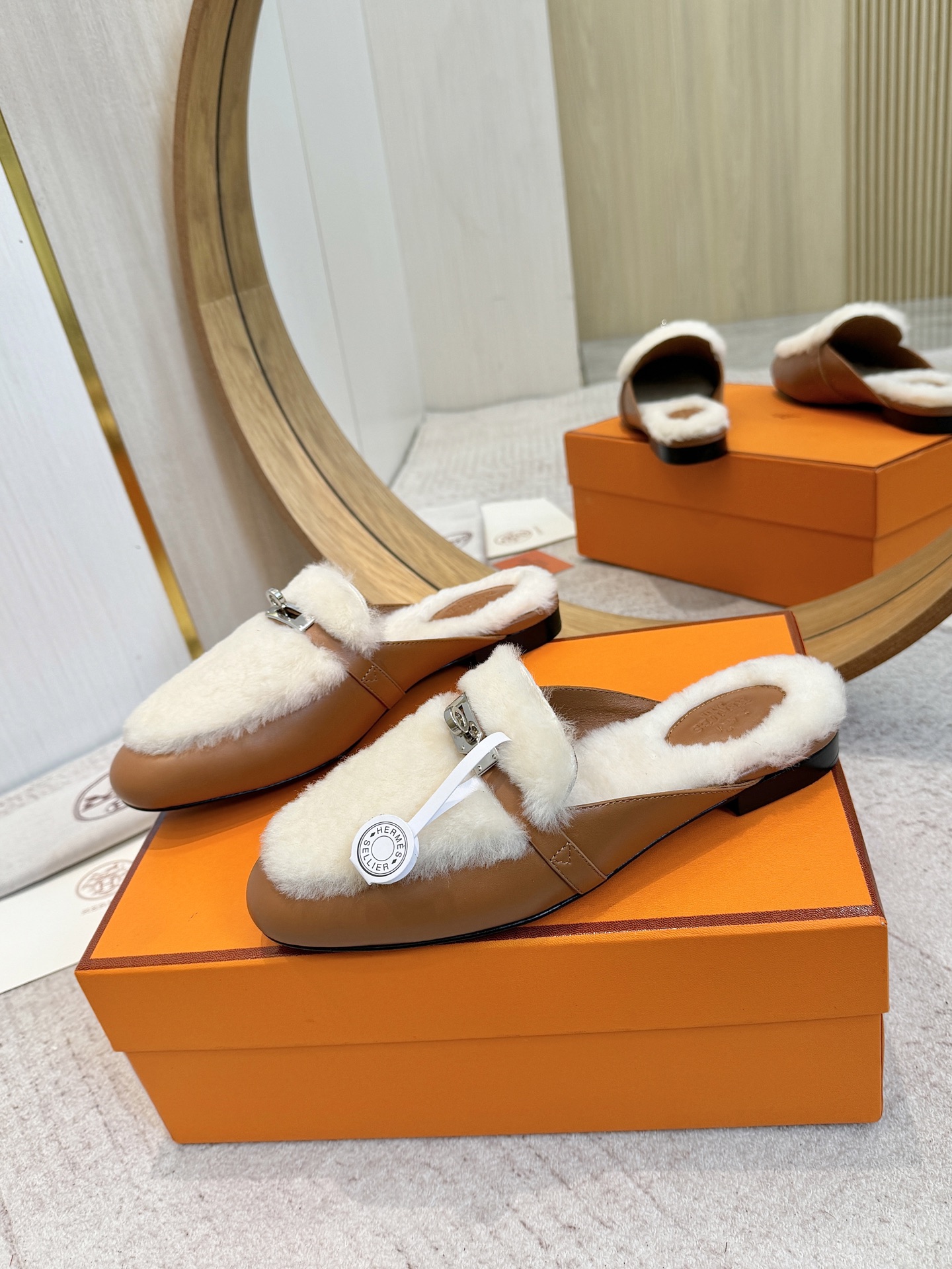 NO:491193,Hermes H Home Oz wool mules classic Kelly buckle toe half slippers H Classic semi-slippers Calf leather mules, paired with classic palladium-plated Kelly buckles and lamb fur to create a daily elegance. Upper sheep leather/lamb fur sole Italian A-grade leather outsole size 35-42 (40.41.42 Custom made non-return), semi-slippers, hermes, hermes, slippers, cowhide, sheep, Leather soles19860909Hermes 爱马仕 H家 Oz羊毛穆勒鞋经典Kelly扣包头半拖鞋 H经典半拖毛拖鞋 小牛皮穆勒鞋,搭配经典镀钯Kelly鞋扣和羊羔毛一体,打造日常优雅风范 鞋面羊猄皮/羊羔毛 鞋底意大利A级真皮大底 码数35-42（40.41.42 定做不退换）,半拖毛毛鞋,hermes,hermes,slippers,cowhide,sheep,Leather soles,Women's Shoes