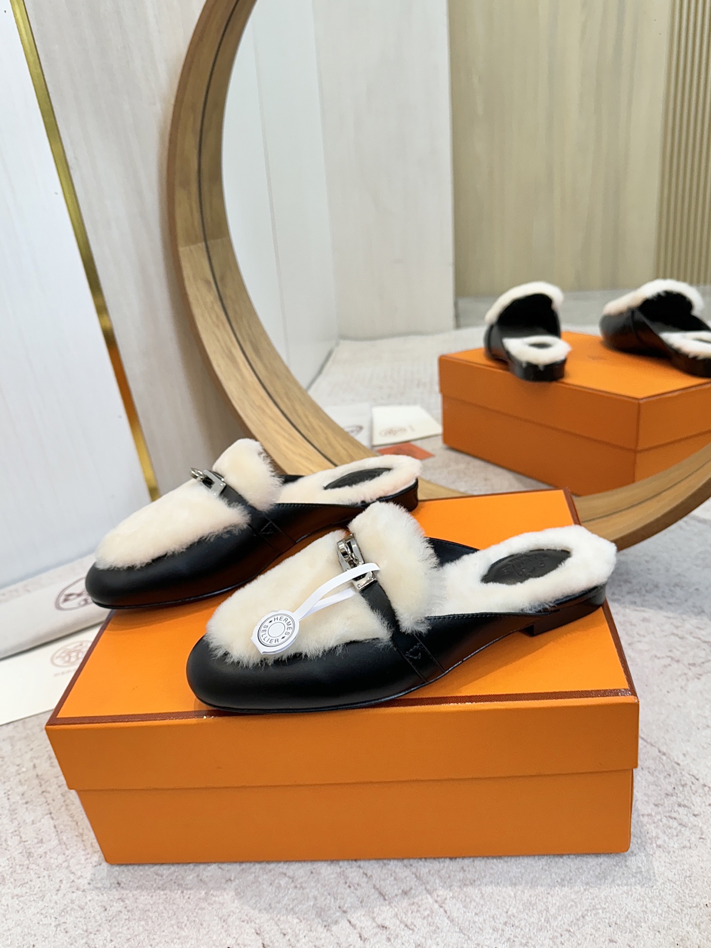 NO:482504,Top quality Hermes H Home Oz wool mules classic Kelly buckle toe half slippers H Classic semi-slippers Calf leather mules, paired with classic palladium-plated Kelly buckles and lamb fur to create a daily elegance. Upper sheep leather/lamb fur sole Italian A-grade leather outsole size 35-42 (40.41.42 Custom made non-return), semi-slippers, hermes, hermes, slippers, cowhide, sheep, Leather soles19860909顶级品质 Hermes 爱马仕 H家 Oz羊毛穆勒鞋经典Kelly扣包头半拖鞋 H经典半拖毛拖鞋 小牛皮穆勒鞋,搭配经典镀钯Kelly鞋扣和羊羔毛一体,打造日常优雅风范 鞋面羊猄皮/羊羔毛 鞋底意大利A级真皮大底 码数35-42（40.41.42 定做不退换）,半拖毛毛鞋,hermes,hermes,slippers,cowhide,sheep,Leather soles,Women's Shoes