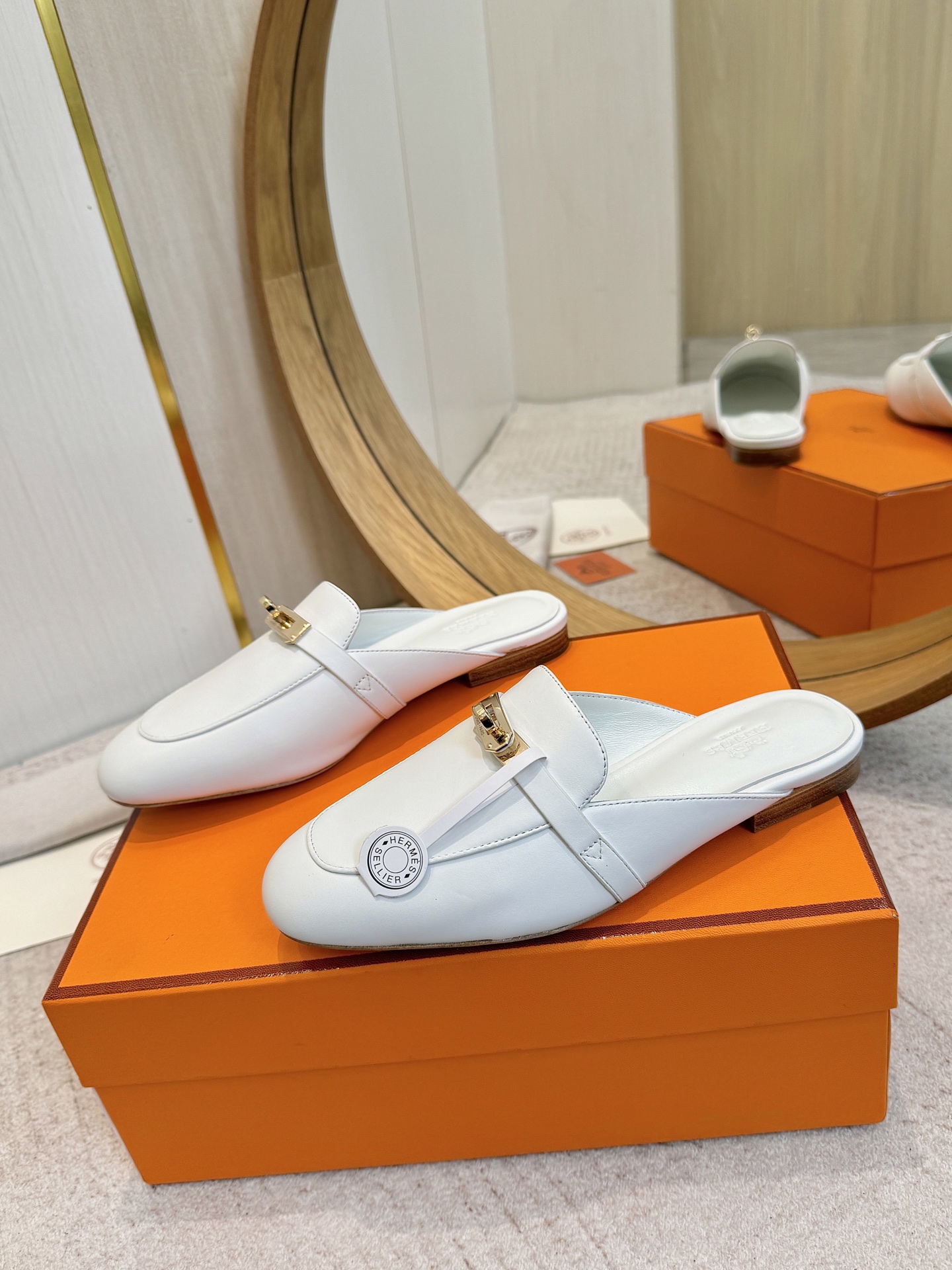 NO:491188,Hermes H Home Oz Mules shoes classic Kelly buckle toe half slippers H Classic half slippers Calfskin mules, paired with classic palladium-plated Kelly buckles to create a daily elegance style. Upper sheep leather/calf leather sole Italian A-grade leather outsole size 35-42 (40.41.42 Custom made without return), semi-torque, hermes, hermes, slippers, cowhide, sheep, Leather soles19860909Hermes 爱马仕 H家 Oz穆勒鞋经典Kelly扣包头半拖鞋 H经典半拖鞋 小牛皮穆勒鞋,搭配经典镀钯Kelly鞋扣打造日常优雅风范 鞋面羊猄皮/小牛皮 鞋底意大利A级真皮大底 码数35-42（40.41.42 定做不退换）,半拖,hermes,hermes,slippers,cowhide,sheep,Leather soles,Women's Shoes