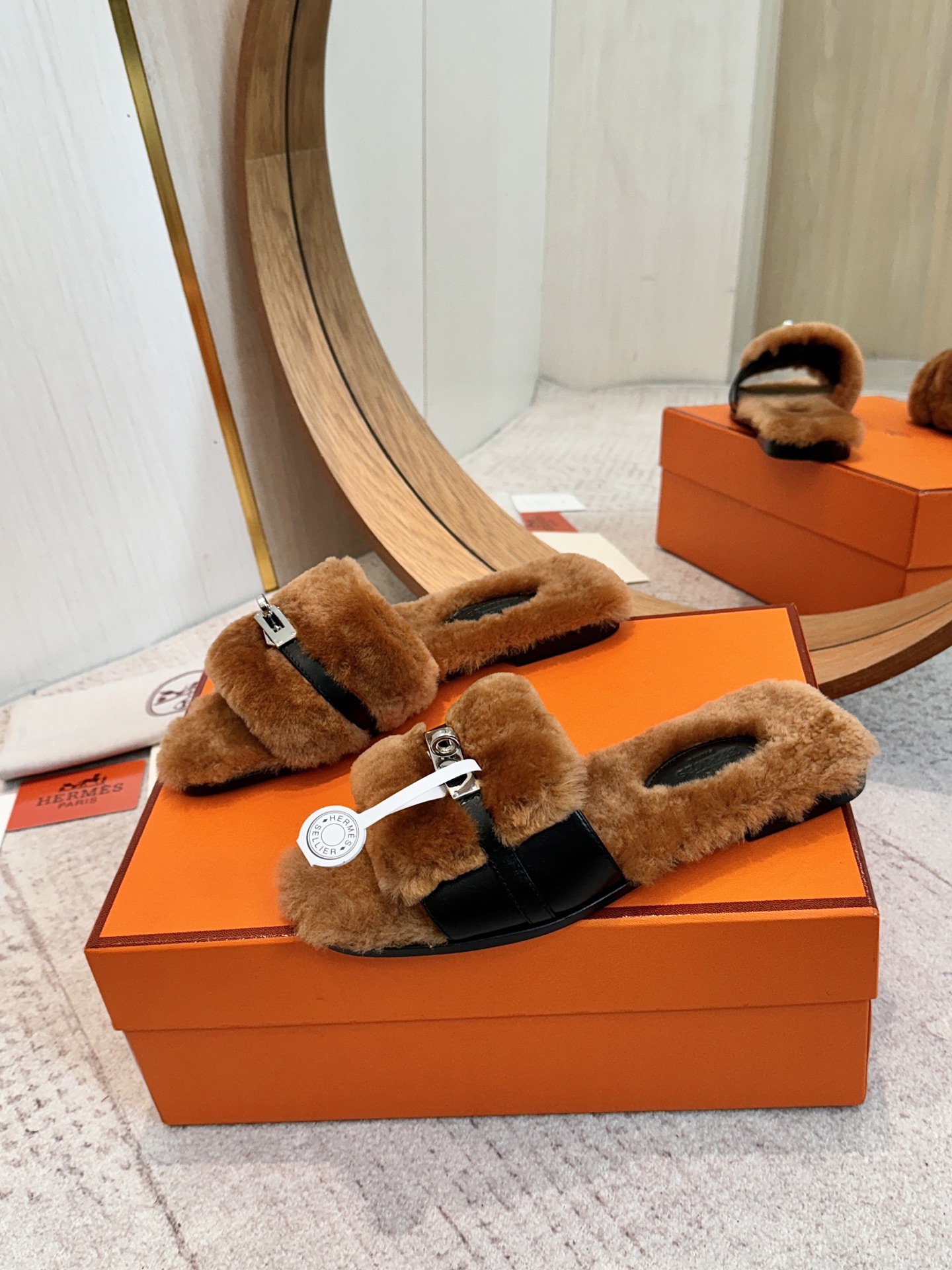 NO:491198,Hermes 2025ss latest purchasing grade wool drag official website and Xiaohongshu synchronized the latest color matching Hermes hits, with upgraded workmanship, high quality. The latest fashion trendy wool H drag autumn and winter flat-sole wool drag, super versatile warm sole on the feet. The heroine's favorite. Super white color matching. Full wool material. Imported Italian leather sole. Size35-42 (customized for 40/41/42, no return or exchange), fur shoes and slippers, hermes, hermes, slippers19860909Hermes 2025ss最新代购级毛拖 官网、小红书同步最新配色爱马仕爆款火热上线,做工升级版,高品质  时尚潮流最新款羊毛H拖秋冬款平底毛拖,上脚超百搭暖底 女主们的最爱 超显白的配色 全羊毛材质 进口意大利真皮底 Size35-42（40/41/42定做不退换）,毛毛鞋拖鞋,hermes,hermes,slippers,Women's Shoes