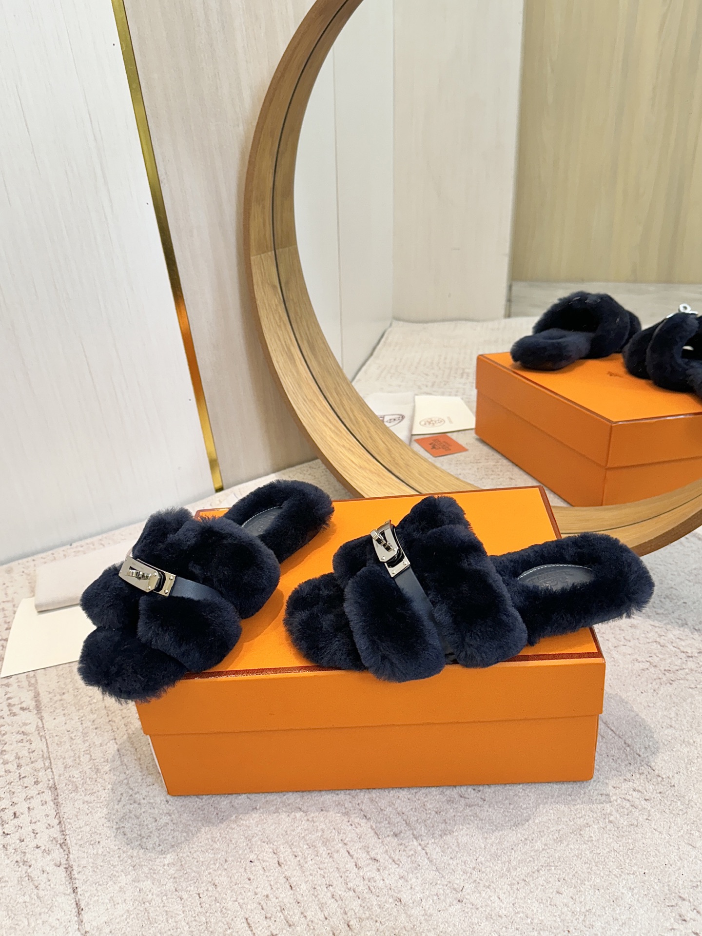 出厂价：P290  顶级品质
Hermes oran# 2025ss最新代购级毛拖

官网、小红书同步最新配色爱马仕爆款火热上线，做工升级版，高品质❕
        
时尚潮流最新款羊毛H拖秋冬款平底毛拖，上脚超百搭暖底 女主们的最爱 超显白的配色

全羊毛材质 🇮🇹进口意大利真皮底
Size：35-42（40/41/42定做不退换）