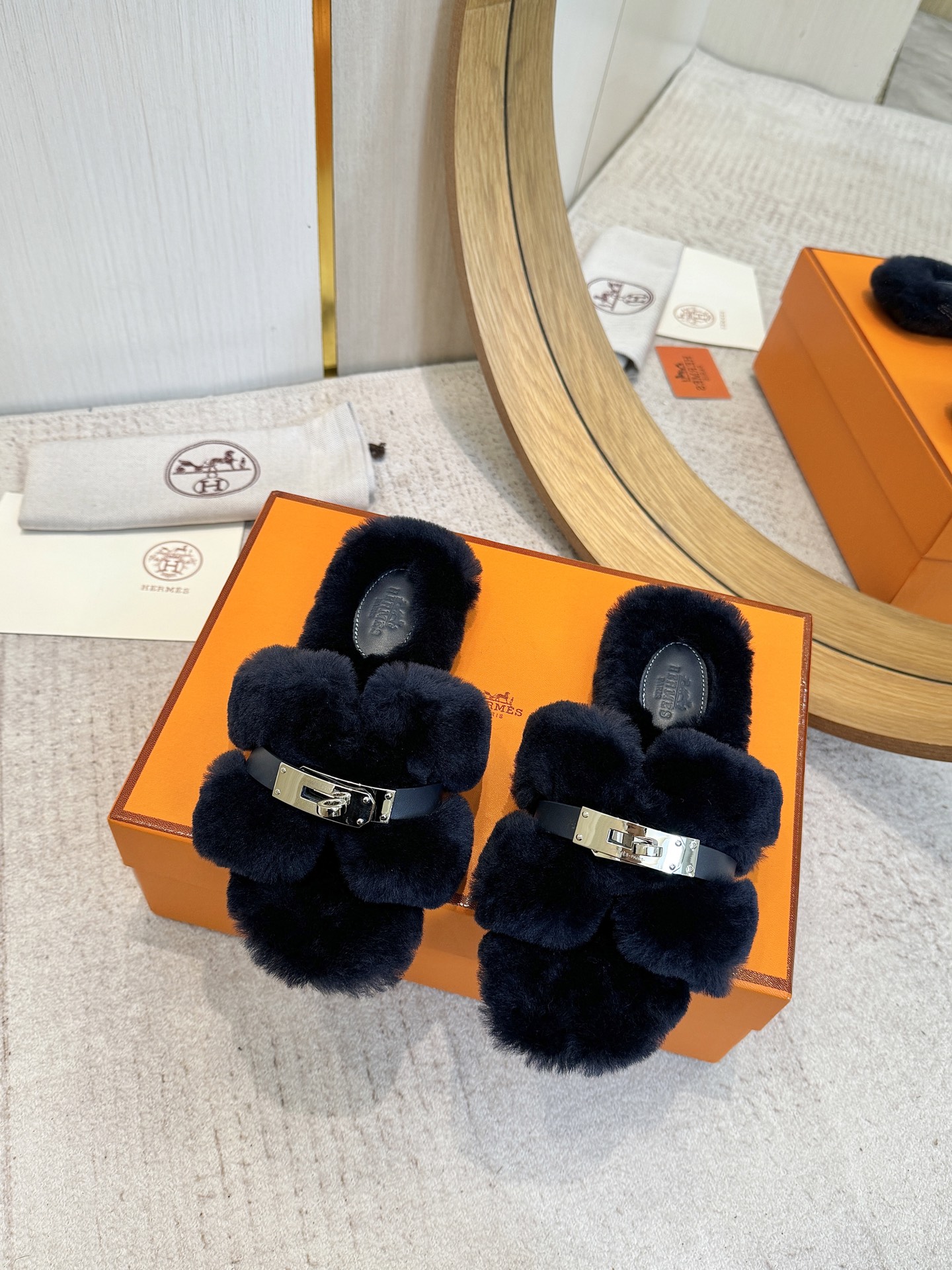 出厂价：P290  顶级品质
Hermes oran# 2025ss最新代购级毛拖

官网、小红书同步最新配色爱马仕爆款火热上线，做工升级版，高品质❕
        
时尚潮流最新款羊毛H拖秋冬款平底毛拖，上脚超百搭暖底 女主们的最爱 超显白的配色

全羊毛材质 🇮🇹进口意大利真皮底
Size：35-42（40/41/42定做不退换）