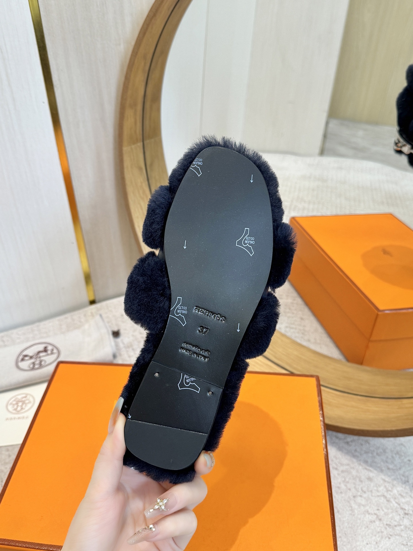 出厂价：P290  顶级品质
Hermes oran# 2025ss最新代购级毛拖

官网、小红书同步最新配色爱马仕爆款火热上线，做工升级版，高品质❕
        
时尚潮流最新款羊毛H拖秋冬款平底毛拖，上脚超百搭暖底 女主们的最爱 超显白的配色

全羊毛材质 🇮🇹进口意大利真皮底
Size：35-42（40/41/42定做不退换）