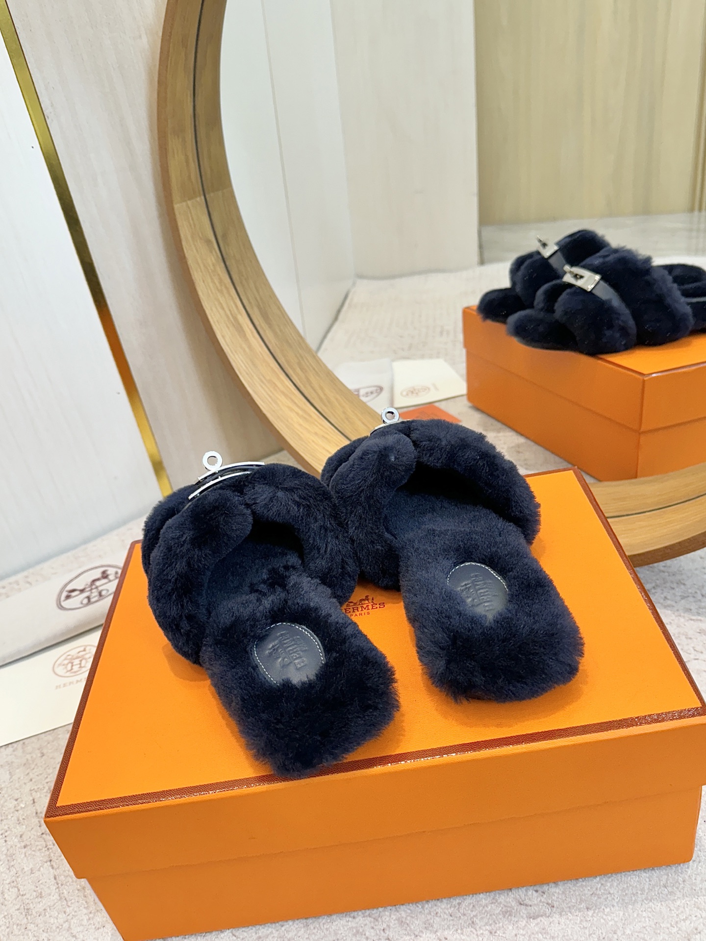 出厂价：P290  顶级品质
Hermes oran# 2025ss最新代购级毛拖

官网、小红书同步最新配色爱马仕爆款火热上线，做工升级版，高品质❕
        
时尚潮流最新款羊毛H拖秋冬款平底毛拖，上脚超百搭暖底 女主们的最爱 超显白的配色

全羊毛材质 🇮🇹进口意大利真皮底
Size：35-42（40/41/42定做不退换）