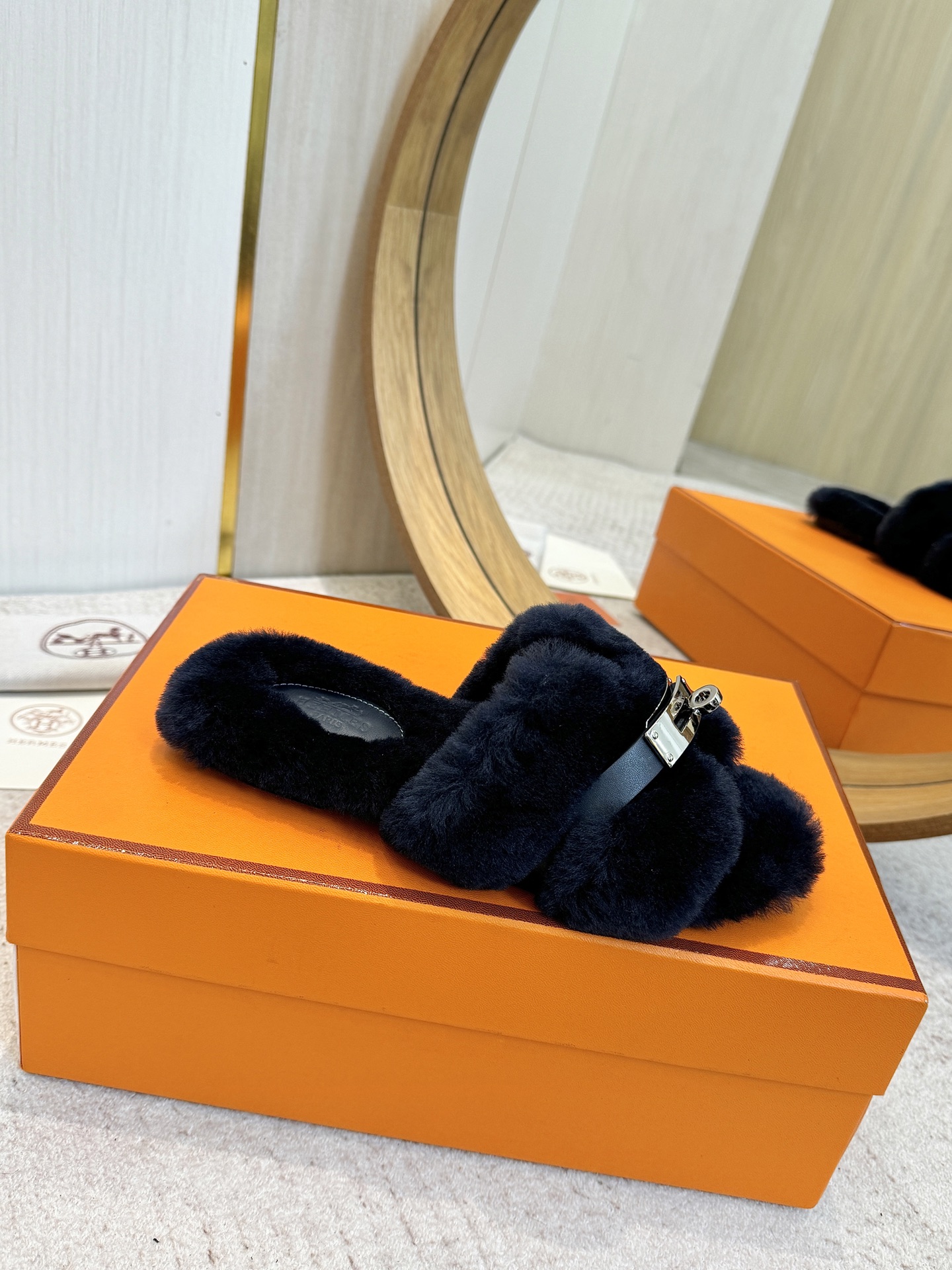 出厂价：P290  顶级品质
Hermes oran# 2025ss最新代购级毛拖

官网、小红书同步最新配色爱马仕爆款火热上线，做工升级版，高品质❕
        
时尚潮流最新款羊毛H拖秋冬款平底毛拖，上脚超百搭暖底 女主们的最爱 超显白的配色

全羊毛材质 🇮🇹进口意大利真皮底
Size：35-42（40/41/42定做不退换）