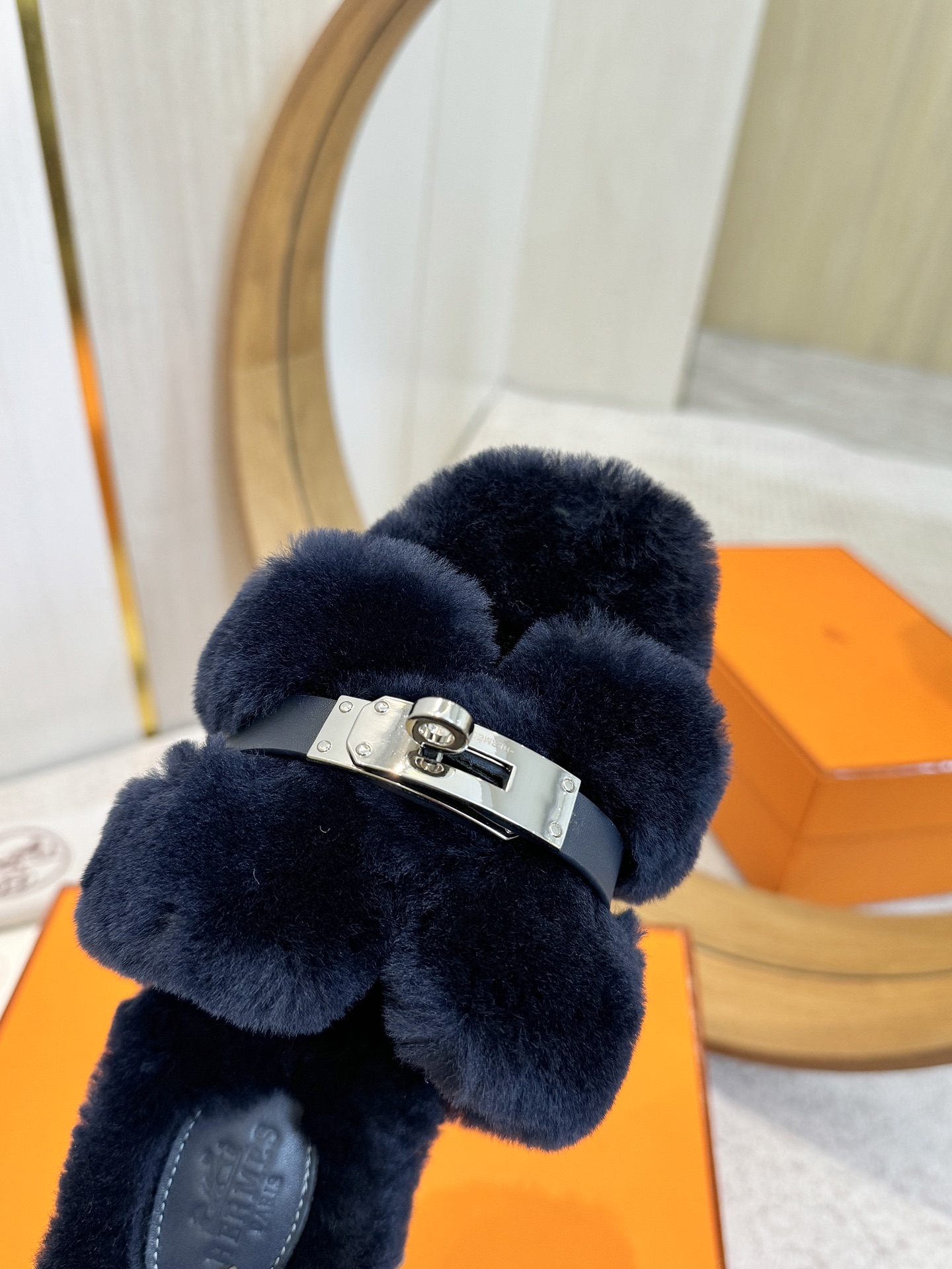 出厂价：P290  顶级品质
Hermes oran# 2025ss最新代购级毛拖

官网、小红书同步最新配色爱马仕爆款火热上线，做工升级版，高品质❕
        
时尚潮流最新款羊毛H拖秋冬款平底毛拖，上脚超百搭暖底 女主们的最爱 超显白的配色

全羊毛材质 🇮🇹进口意大利真皮底
Size：35-42（40/41/42定做不退换）