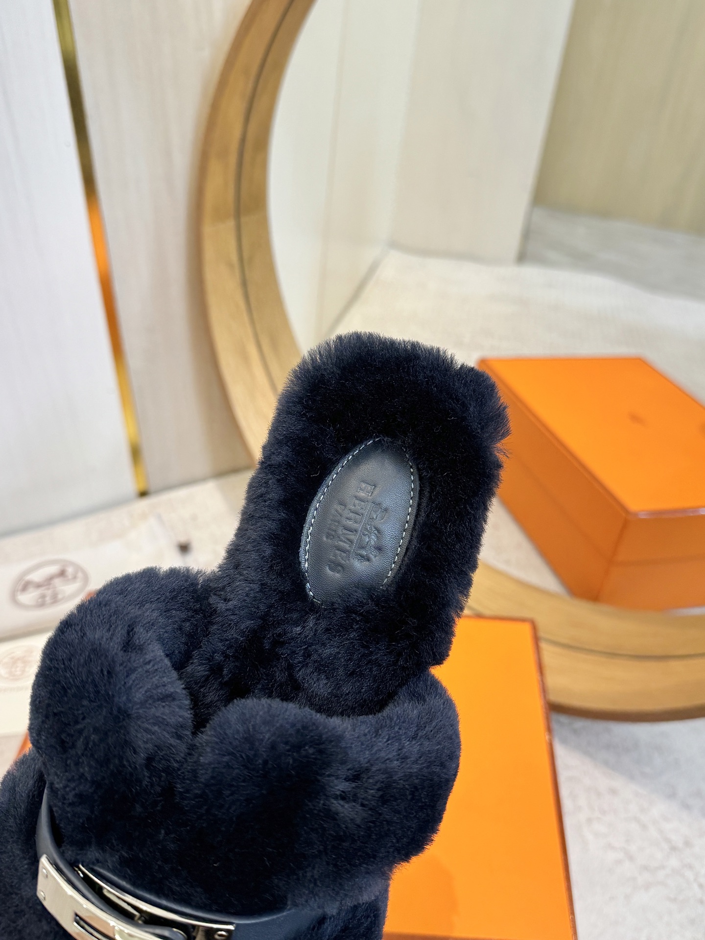 出厂价：P290  顶级品质
Hermes oran# 2025ss最新代购级毛拖

官网、小红书同步最新配色爱马仕爆款火热上线，做工升级版，高品质❕
        
时尚潮流最新款羊毛H拖秋冬款平底毛拖，上脚超百搭暖底 女主们的最爱 超显白的配色

全羊毛材质 🇮🇹进口意大利真皮底
Size：35-42（40/41/42定做不退换）