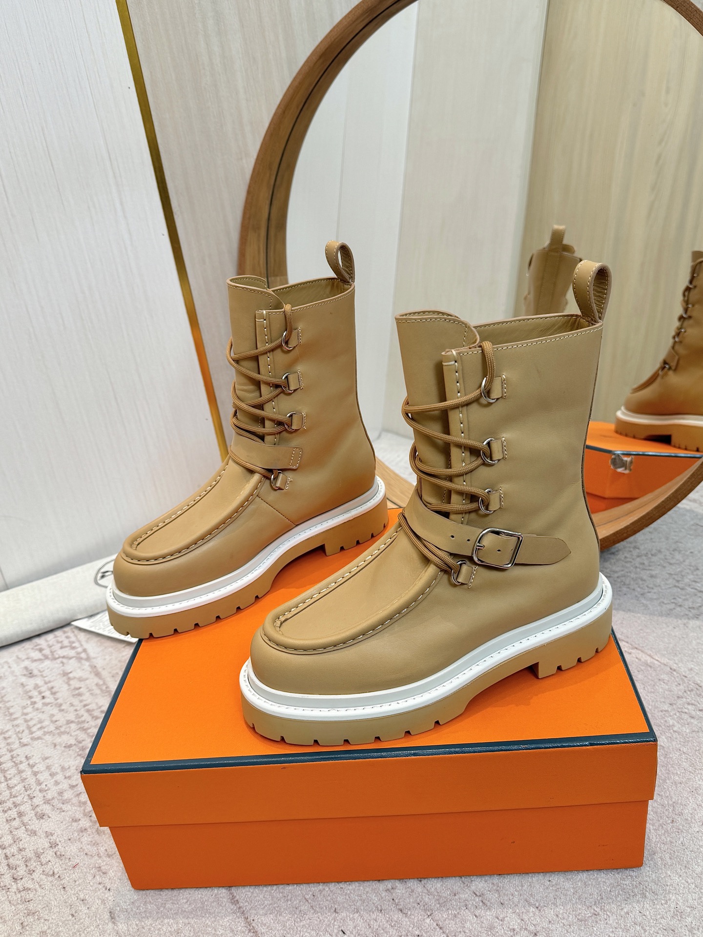 NO:536488,(Top version) 2025 autumn and winter new model HERMES Hermes classic boots counter price is close to 20,000 yuan. The high price naturally has unique craftsmanship and quality. The leather of this boot is all customized imported, and the inner material is also imported customized cowhide. It is easy to wear and comfortable to match with the essential autumn and winter style that looks good, and the style will never go out of date.■☆ Upper imported cowhide inner imported cowhide inner large sole original mold open sole size 35-41 (40, 41, no return or exchange) Packaging full set of original packaging, boots, hermes, hermes, boots, cowhide19860909（顶级版本） 2025秋冬新款 HERMES爱马仕经典靴子专柜价格接近2W高昂的售价自然有独特的工艺和品质这款靴子的皮料全部为进口定制,内里材质也是进口定制牛皮,好穿舒适搭配什么都好看的秋冬必备款,而且风格永存怎么穿都不会过时的骑士靴■☆ 鞋面进口牛皮 内里进口牛皮内里 大底原版开模大底 码数35-41（40、41 不退不换) 包装全套原版包装,靴子,hermes,hermes,boots,cowhide,Women's Shoes