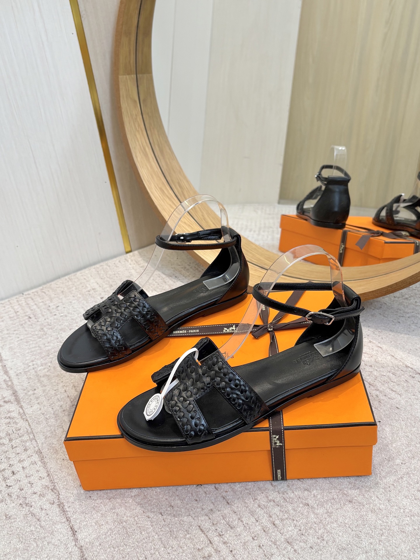 NO:630564,(Additional 10 for airplane box) Hermes H slippers Oasis sandals series————————Fashionable and versatile Super comfortable Every detail is made to the extreme Original swift calfskin Original 1:1 exclusive private mold upper/original leather outsole Original special cowhide upper Heel high flat sole Original leather outsole  SIZE34~42 (40.41.42 customization is non-returnable and non-exchangeable), sandals, hermes, hermes, stuart weitzman, sandals, slippers, cowhide, Leather soles19860909（飞机盒另加10） Hermes 爱马仕H拖鞋Oasis 凉鞋系列———————————时尚又百搭 超级舒服 每个细节都做到极致 原版swift小牛皮 原版1:1独家私模鞋面/原版真皮大底  鞋面原版特制牛皮 跟高平底 大底原版真皮大底 SIZE34~42（40.41.42定制不退不换）,凉鞋,hermes,hermes,stuart weitzman,sandals,slippers,cowhide,Leather soles,Women's Shoes