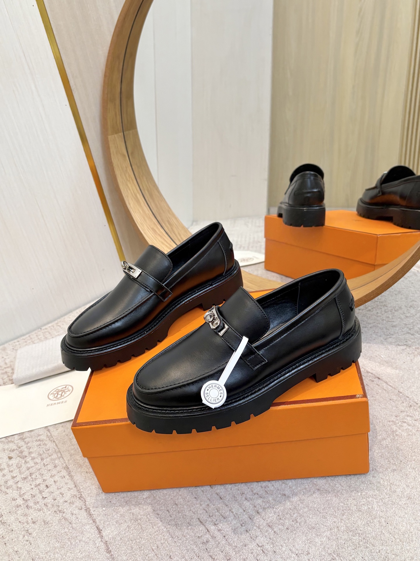 NO:630560,(Top version) Hermes' new Kelly+ popular series has a super positive shape, with a certain thickness that increases the leg length!  Breathable, comfortable imported cowhide, spring and summer color matching, this item is both beautiful and comfortable!  Channel supply size 35-40 [41 customized], loafers, hermes, hermes, loafers, cowhide19860909（顶级版） 爱马仕Hermes 新款Kelly+爆款系列 版型超正,有一定厚度增高显腿长！透体透气 舒适的进口牛皮 春夏拼色兼具颜值舒适度的单品！ 渠道货源 size 35-40【41定做】,乐福鞋,hermes,hermes,loafers,cowhide,Women's Shoes