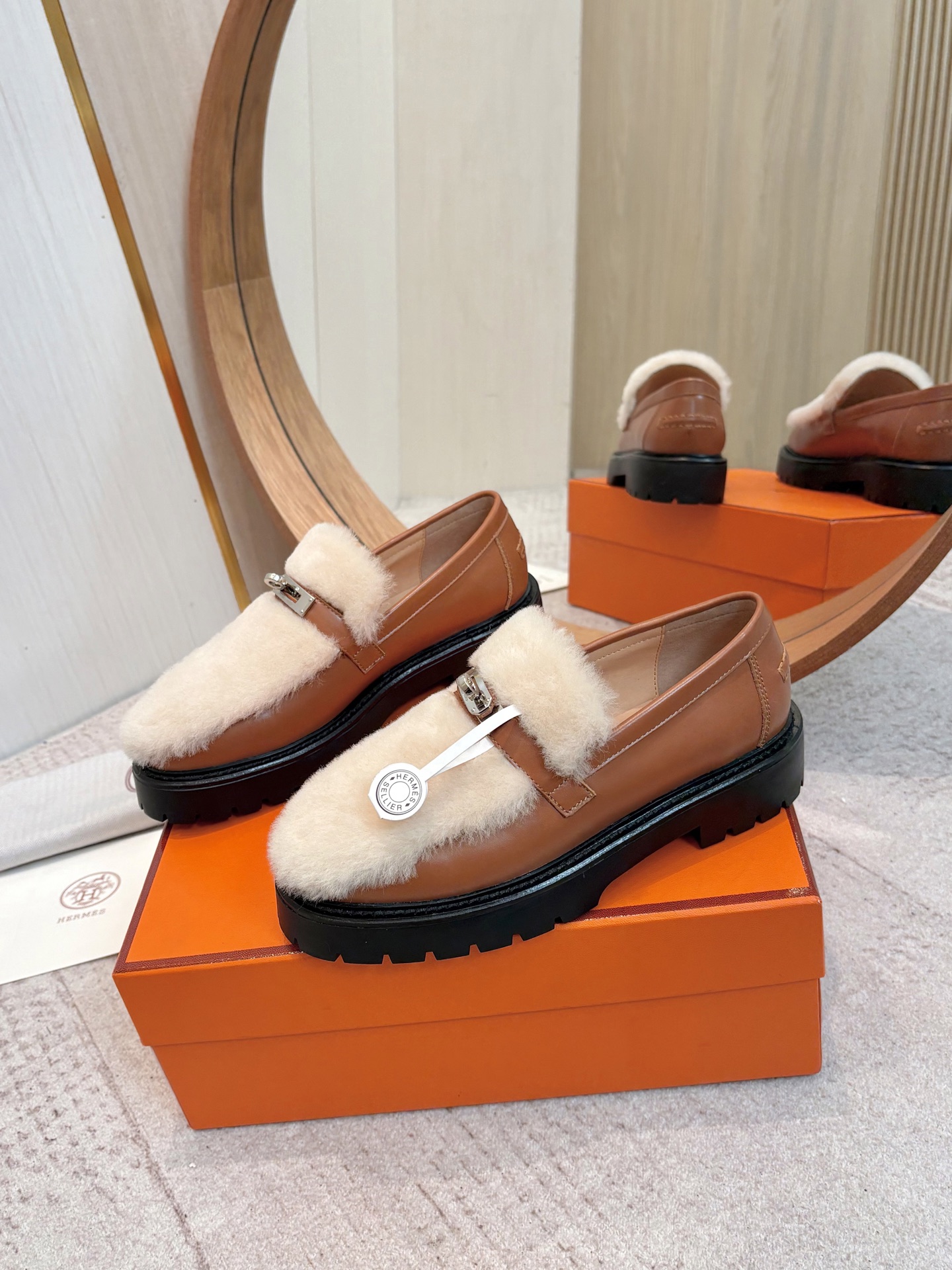 NO:630562,[Wool style] (Top version) Hermes’ new Kelly+ hot-selling series has a super positive shape, with a certain thickness that increases the leg length!  Breathable, comfortable imported cowhide, spring and summer color matching, this item is both beautiful and comfortable!  Channel supply size 35-40 [41 customized], loafers, hermes, hermes, loafers, cowhide19860909【羊毛款】（顶级版） 爱马仕Hermes 新款Kelly+爆款系列 版型超正,有一定厚度增高显腿长！透体透气 舒适的进口牛皮 春夏拼色兼具颜值舒适度的单品！ 渠道货源 size 35-40【41定做】,乐福鞋,hermes,hermes,loafers,cowhide,Women's Shoes