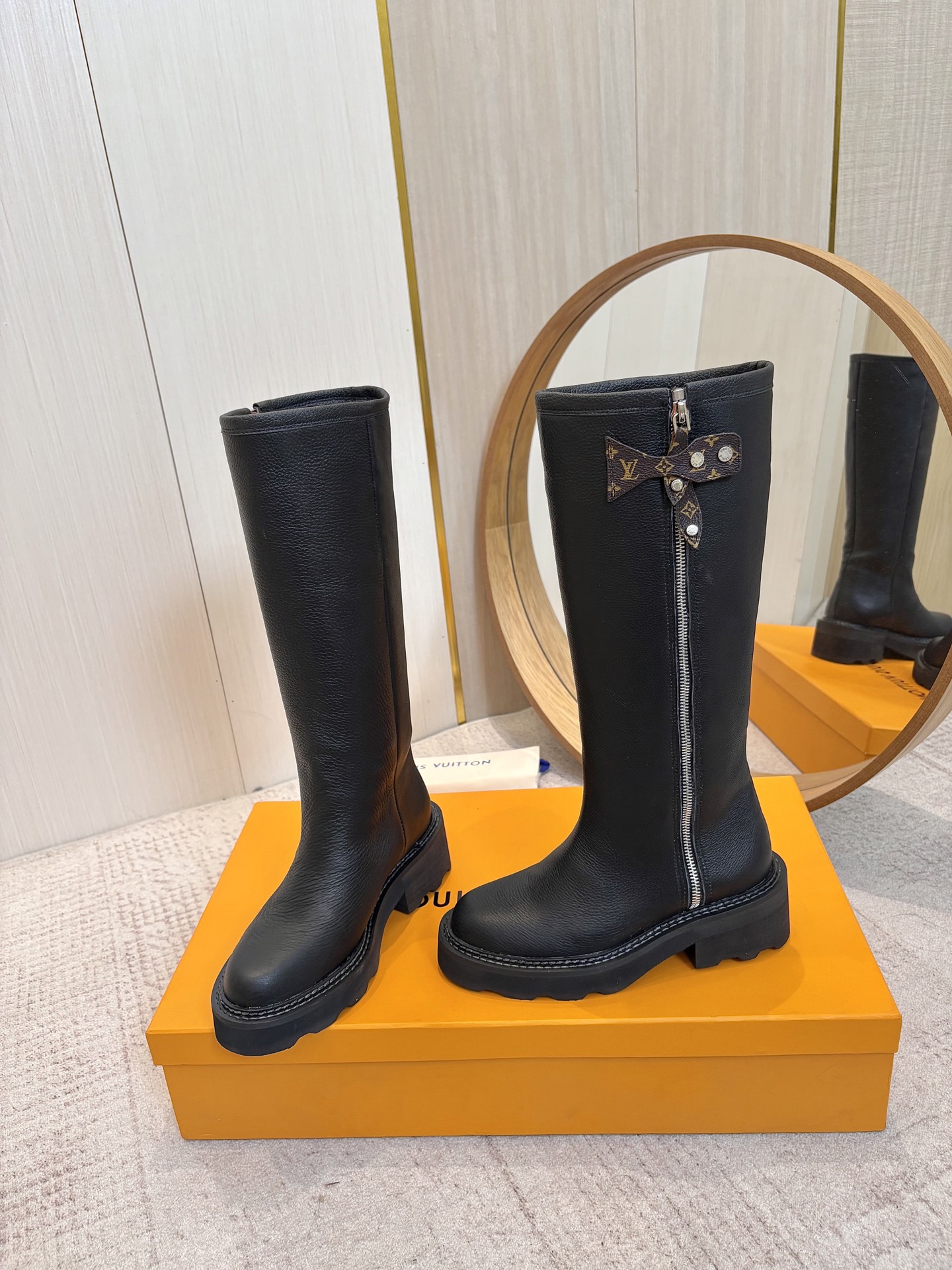 NO:705831,[With presbyopia inside] * One-step flat boots!  The boot shaft is decorated with a green metal logo. The boots are so popular on Instagram that they are so beautiful. The printing process requires a lot of leather!  Fabric: Original imported pebbled cowhide lining, padded sheepskin lining Size 35-42 (40.41.42. Customized, non-refundable), boots, louis vuitton, boots, cowhide, sheepskin19860909【内里带老花】 *一脚蹬平底长靴！靴筒饰有Lv金属标志,火遍ins神仙绝美神靴,对版工艺、极其耗费皮料！ 面料原版进口荔枝纹牛皮 内里、垫脚羊皮里 Size35-42（40.41.42.定做不退换码）,靴子,louis vuitton,boots,cowhide,sheepskin,Women's Shoes