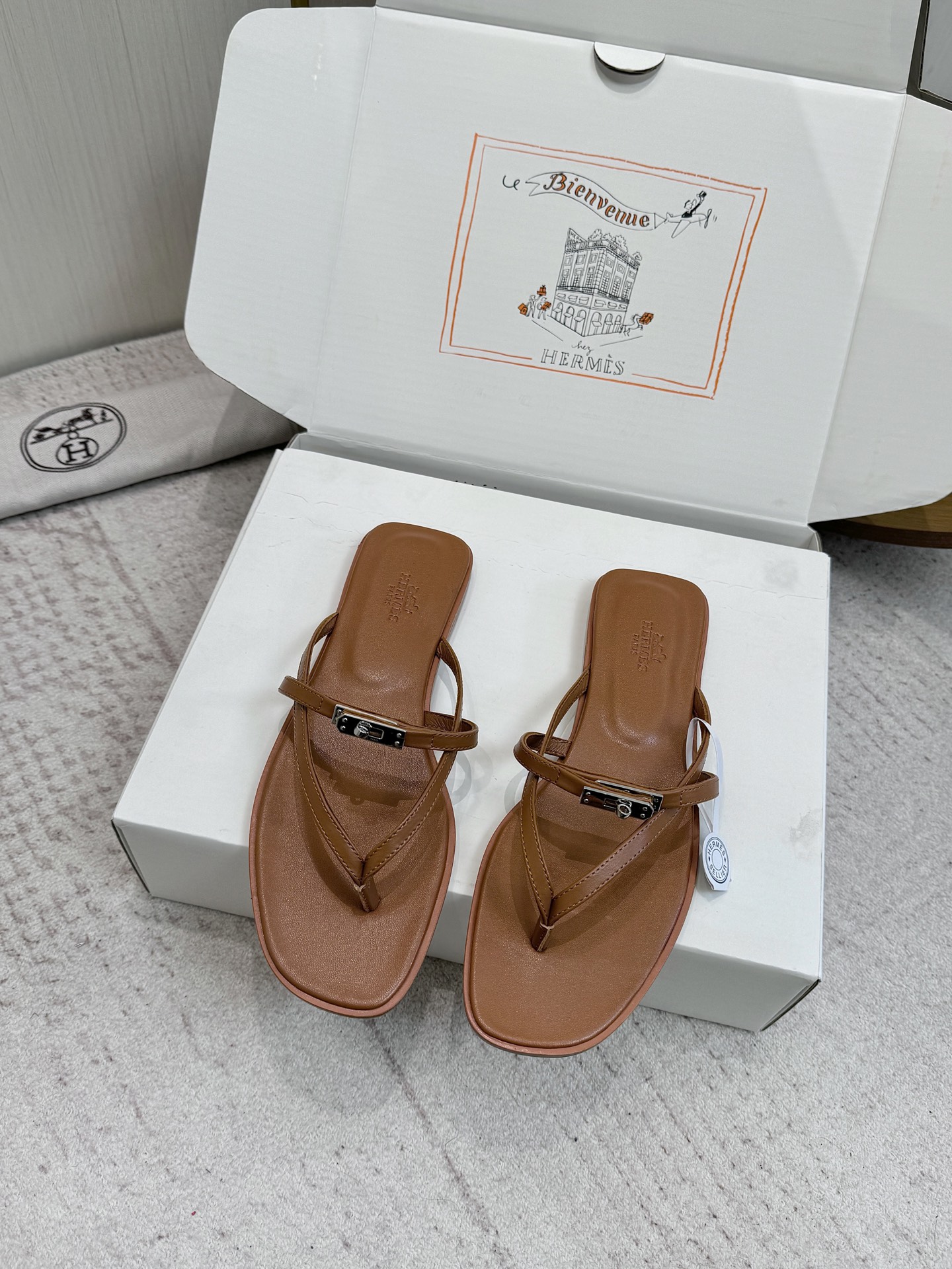 NO:723978,[Top quality] * Hermes 26 Hermes 2026 early spring new Kelly buckle flip-flops 2026 spring and summer new Miss classic kelly buckle thin strap flip-flops series original specific leather upper lining imported mixed sheepskin Outsole: genuine leather outsole Heel height 1.5cm Shoe size: 35-43 (41.42.43  Customized (non-refundable), split-toe shoes, hermes, hermes, hermes, slippers, sheepskin, Leather soles19860909【顶级品质】 * 爱玛仕 26 Hermes爱马仕2026早春新款Kelly扣人字拖 2026春夏新品 Miss 经典kelly扣细带夹脚拖鞋 系列 鞋面原版特定皮面 内里进口混种羊皮 大底:真皮大底 跟高1.5cm 鞋码:35-43（41.42.43 定做不退换）,分趾鞋,hermes,hermes,hermes,slippers,sheepskin,Leather soles,Women's Shoes