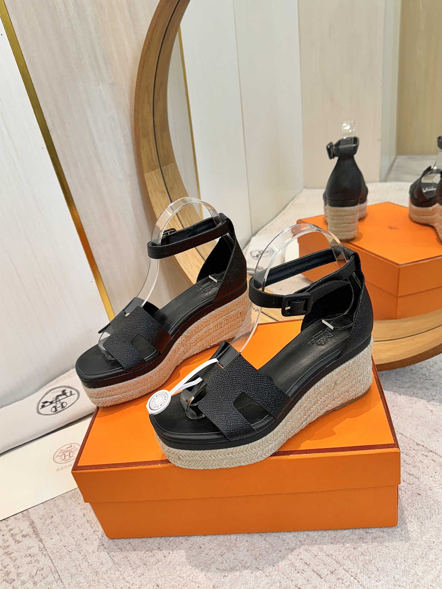 NO:706764,[Top quality] Hermes Hermes hemp rope sole H sandals new color matching Oran sandals classic series——————————[Rose] Exclusive original molding, fashionable and versatile, super comfortable, every detail is done to the extreme Original exclusive private molding upper/original leather outsole/original water table molding, sheepskin lining, sheepskin feet [fireworks], simply beautiful Original palm print on the upper/swift calfskin outsole Imported Italian leather outsole Packaging: Original packaging  SIZE35-42 (customized for 40-42), high heels sandals, hermes, hermes, stuart weitzman, sandals, high heels, cowhide, sheepskin, Leather soles19860909【顶级品质】 Hermes 爱马仕麻绳底H凉鞋新款配色Oran凉鞋经典系列———————————[玫瑰]独家原版开模,时尚又百搭 超级舒服 每个细节都做到极致 原版独家私模鞋面/原版真皮大底 /原版水台开模,羊皮内里,羊皮垫脚[烟花],简直美翻了 鞋面原版手掌纹/swift小牛皮 大底进口意大利真皮大底 包装: 原版包装 SIZE35-42（40-42订做）,高跟鞋凉鞋,hermes,hermes,stuart weitzman,sandals,high heels,cowhide,sheepskin,Leather soles,Women's Shoes