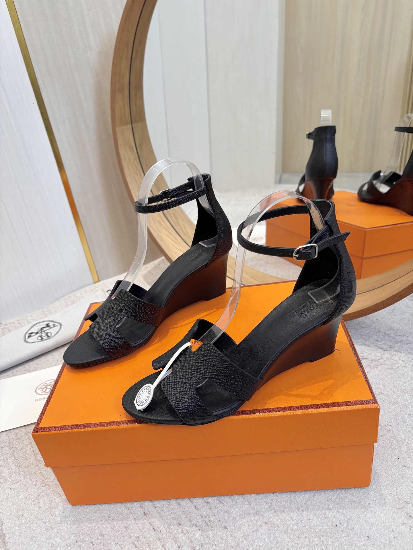 NO:723975,Hermès/Hermès classic H-buckle waterproof platform wedge-soled sandals. Extremely retro design. Strong exotic style. Full of fashion, and stylish when worn casually. The simple style is great when paired with a high-end feel. The 7cm height is easy to control. It’s hard not to love the versatile colors and smooth lines!  The fabric is made of imported calfskin/ pebbled cowhide, the inner pads are all lambskin, the Italian imported cowhide outsole Size35-39 (customized 40/41/42), sandals, hermes, hermes, sandals, cowhide, sheepskin19860909Hermès/爱马仕经典H扣防水台坡跟厚底凉鞋 极约复古的设计 浓厚的异域风情 时髦感十足、随便上脚都很有腔调 简简单单的款式随便搭配一下高级感就很棒 7cm高度轻松驾驭, 百搭的颜色流畅的线条很难不爱！ 面料采用进口小牛皮/荔枝纹牛皮 内里垫脚均为小羊皮 意大利进口牛皮大底 Size35-39(40/41/42定制）,凉鞋,hermes,hermes,sandals,cowhide,sheepskin,Women's Shoes