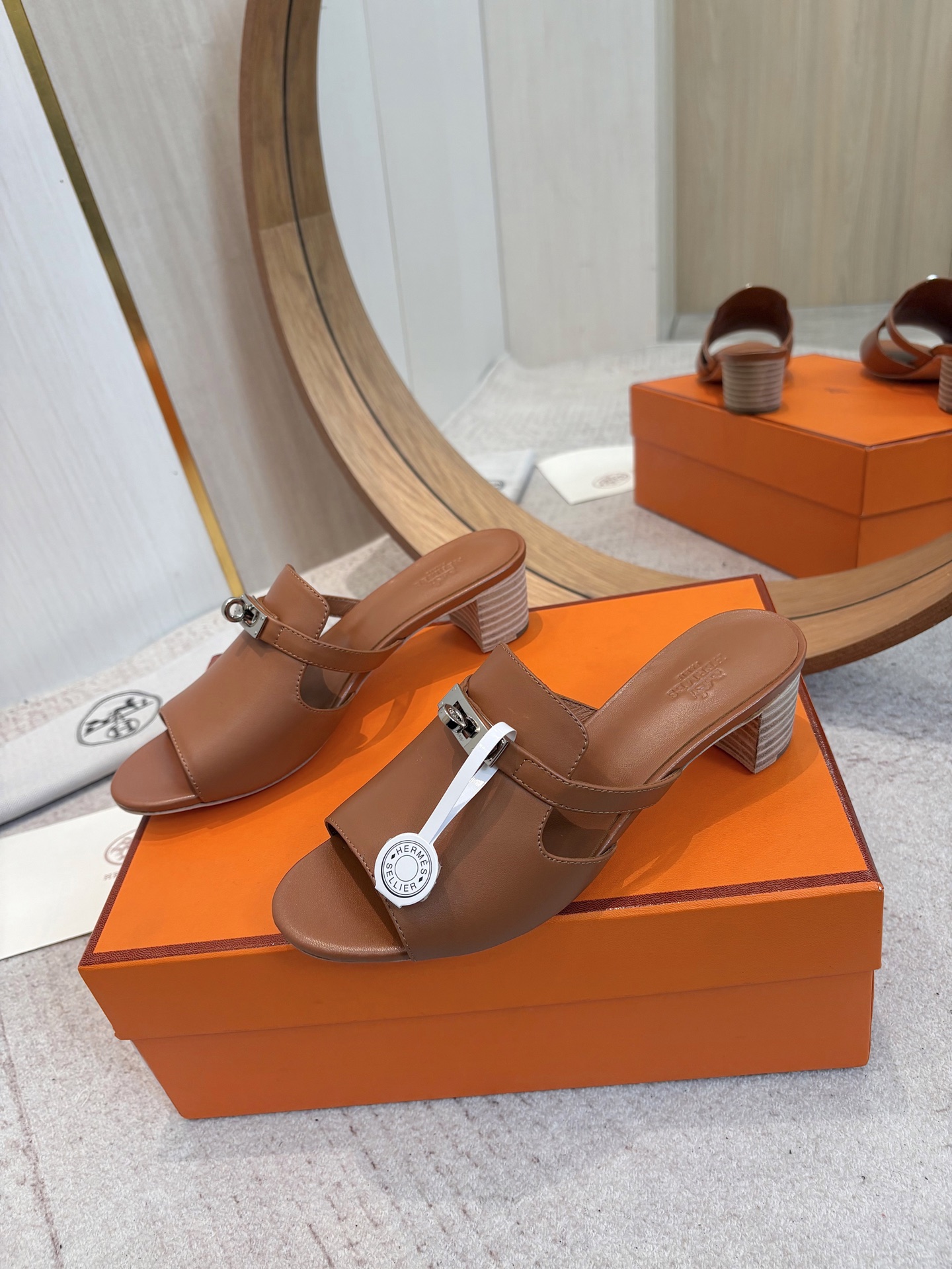 NO:723972,Hermès/Hermès classic kelly buckle high-heeled slippers/sandals 2026 new colors + popular series. The version is super correct, with a certain thickness and increased leg length!  Transparent and breathable, comfortable calfskin, heel height: 5cm, spring and summer color matching item with both looks and comfort!  Channel supply code size size 35-39 can be ordered 34.40.41.42, high heels and slippers, hermes, hermes, sandals, high heels, slippers, cowhide19860909Hermès/爱马仕经典kelly扣高跟拖鞋/凉鞋 2026新色+爆款系列 版型超正,有一定厚度增高显腿长！透体透气 舒适的小牛皮,跟高:5cm 春夏拼色兼具颜值舒适度的单品！ 渠道货源 码数 size 35-39可定34.40.41.42,高跟鞋拖鞋,hermes,hermes,sandals,high heels,slippers,cowhide,Women's Shoes