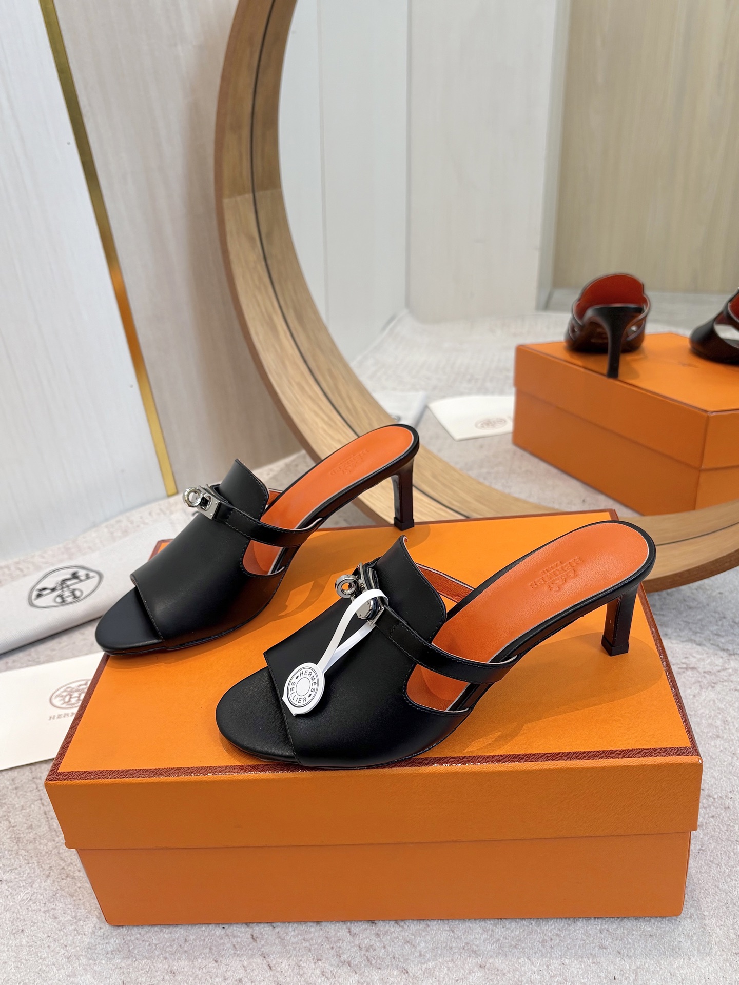 NO:723971,Hermès/Hermès classic kelly buckle high-heeled slippers/sandals 2026 new colors + popular series. The version is super correct, with a certain thickness and increased leg length!  Breathable, comfortable calfskin, spring and summer color matching, this item is both beautiful and comfortable!  Channel supply size 35-39 can be customized (34.40.41.42), high heels and slippers, hermes, hermes, sandals, high heels, slippers, cowhide19860909Hermès/爱马仕经典kelly扣高跟拖鞋/凉鞋 2026新色+爆款系列 版型超正,有一定厚度增高显腿长！透体透气 舒适的小牛皮 春夏拼色兼具颜值舒适度的单品！ 渠道货源 size 35-39可定(34.40.41.42 ),高跟鞋拖鞋,hermes,hermes,sandals,high heels,slippers,cowhide,Women's Shoes