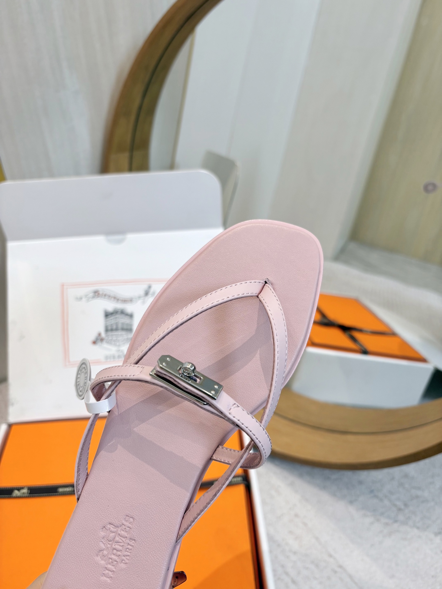 NO:723969,[Top quality] (Additional 10 for airplane box) * Hermes 26 Hermes Hermes 2026 early spring new Kelly buckle flip-flops 2026 spring and summer new Miss classic kelly buckle thin strap flip-flops series Original specific leather uppers Imported mixed sheepskin lining Outsole: Genuine leather outsole Heel height 1.5cm Shoe size: 35-43 (41.42.43  Customized (non-refundable), split-toe shoes, hermes, hermes, hermes, slippers, sheepskin, Leather soles19860909【顶级品质】（飞机盒另加10） * 爱玛仕 26 Hermes爱马仕2026早春新款Kelly扣人字拖 2026春夏新品 Miss 经典kelly扣细带夹脚拖鞋 系列 鞋面原版特定皮面 内里进口混种羊皮 大底:真皮大底 跟高1.5cm 鞋码:35-43（41.42.43 定做不退换）,分趾鞋,hermes,hermes,hermes,slippers,sheepskin,Leather soles,Women's Shoes