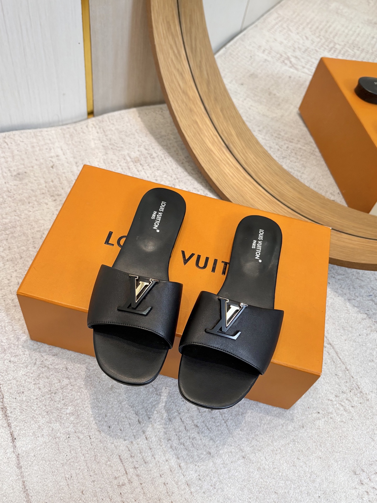 NO:723965,LV | Louis Vuitton 26 2026 early spring new products. The top version counter features the latest slippers/cat-heeled slippers. Hard goods are new. —————————— Original custom-made old flower leather upper. Imported goat leather lining. Outsole. Original Italian genuine leather outsole. High flat sole. Shoe size: 35-42 (40, 41, 42 customized are not returnable), slippers, louis vuitton, louis  vuitton,slippers,sheepskin,leather soles19860909LV | 路易威登 26 2026早春新品 顶级版本专柜主打最新款 拖鞋/猫跟拖鞋 硬货上新 ———————————— 鞋面原版定制老花皮 内里进口山羊皮里 大底原版意大利真皮大底 跟高平底 鞋码: 35-42（40、41、42定制不退换）,拖鞋,louis vuitton,louis vuitton,slippers,sheepskin,Leather soles,Women's Shoes