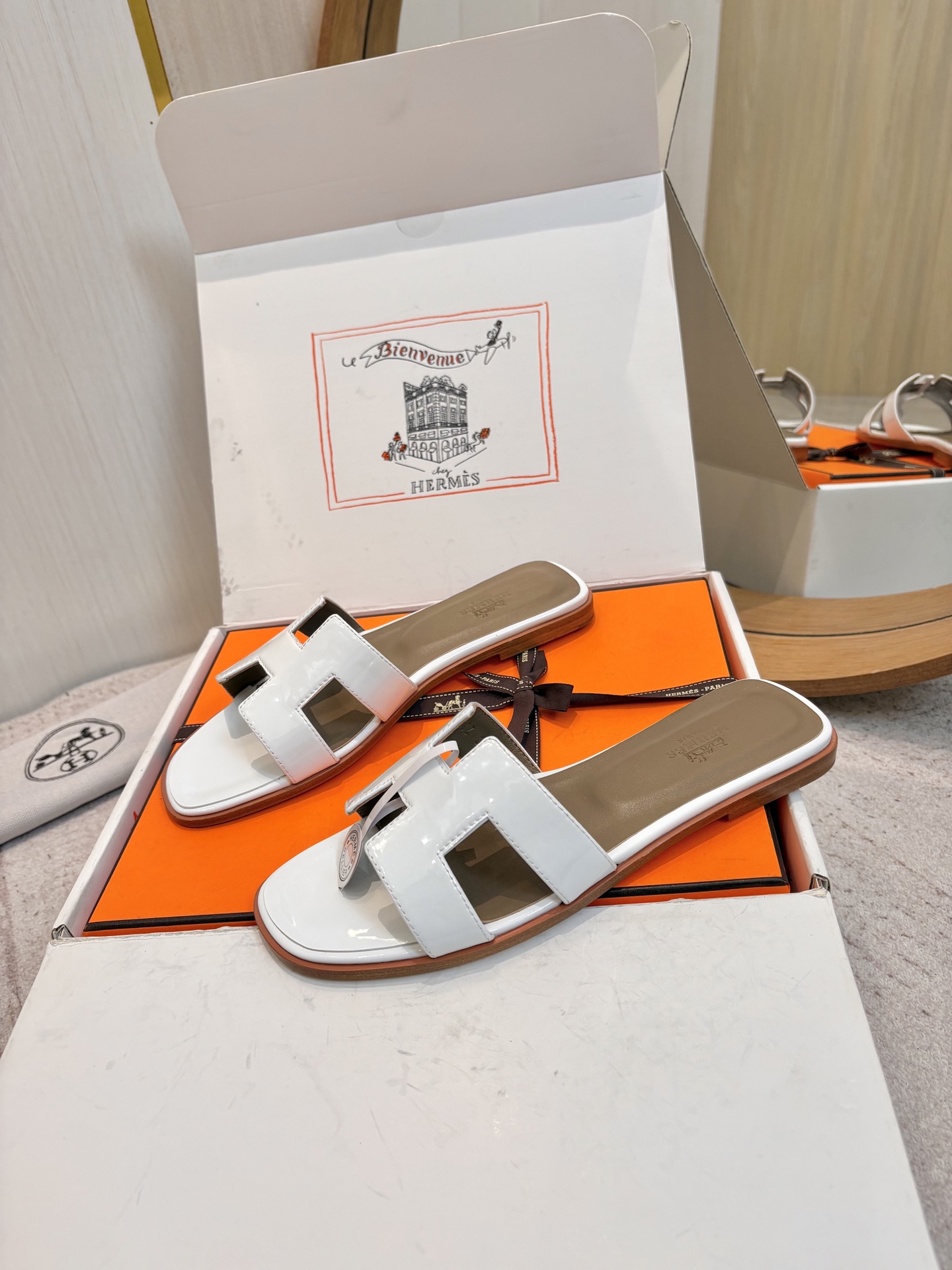 NO:759513,/Same color outsole [version upgrade] (an extra 10 in the airplane box) Hermes Hermes H slippers Oran sandals series————————Fashionable and versatile Super comfortable Every detail is made to the extreme Original swift calfskin Original 1:1 exclusive private mold upper/Original leather welt outsole Outsole Italian leather outsole  SIZE34~42 (34.40.41.42 customized, non-refundable and non-exchangeable), slippers, hermes, hermes, stuart weitzman, sandals, slippers, cowhide, Leather soles19860909/同色大底【版本升级】（飞机盒另加10) Hermes 爱马仕H拖鞋Oran凉鞋系列———————————时尚又百搭 超级舒服 每个细节都做到极致 原版swift小牛皮 原版1:1独家私模鞋面/原版真皮沿条大底 大底意大利真皮大底 SIZE34~42（34.40.41.42定制不退不换）,拖鞋,hermes,hermes,stuart weitzman,sandals,slippers,cowhide,Leather soles,Women's Shoes