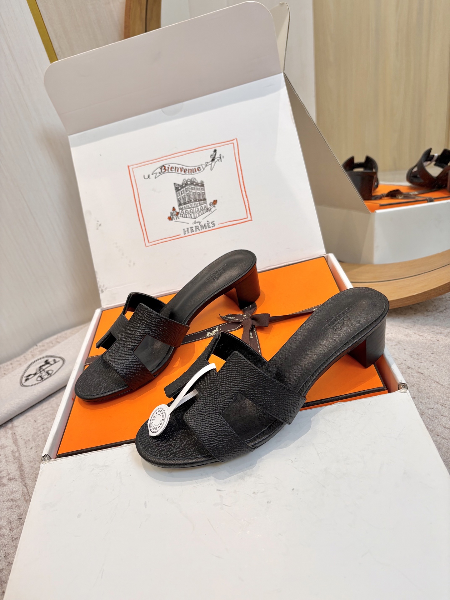 NO:759522,[Version upgrade] (Plus 10 for airplane box) Hermes H slippers Oran sandals series————————Fashionable and versatile Super comfortable Every detail is made to the extreme Original swift calfskin Original 1:1 exclusive private mold upper/original leather welt outsole Outsole Italian leather outsole SIZE34~42 (34.40.41.42 customized non-refundable), slippers, hermes, hermes, stuart  weitzman,sandals,slippers,cowhide,Leather soles19860909【版本升级】（飞机盒另加10) Hermes 爱马仕H拖鞋Oran凉鞋系列———————————时尚又百搭 超级舒服 每个细节都做到极致 原版swift小牛皮 原版1:1独家私模鞋面/原版真皮沿条大底 大底意大利真皮大底 SIZE34~42（34.40.41.42定制不退不换）,拖鞋,hermes,hermes,stuart weitzman,sandals,slippers,cowhide,Leather soles,Women's Shoes