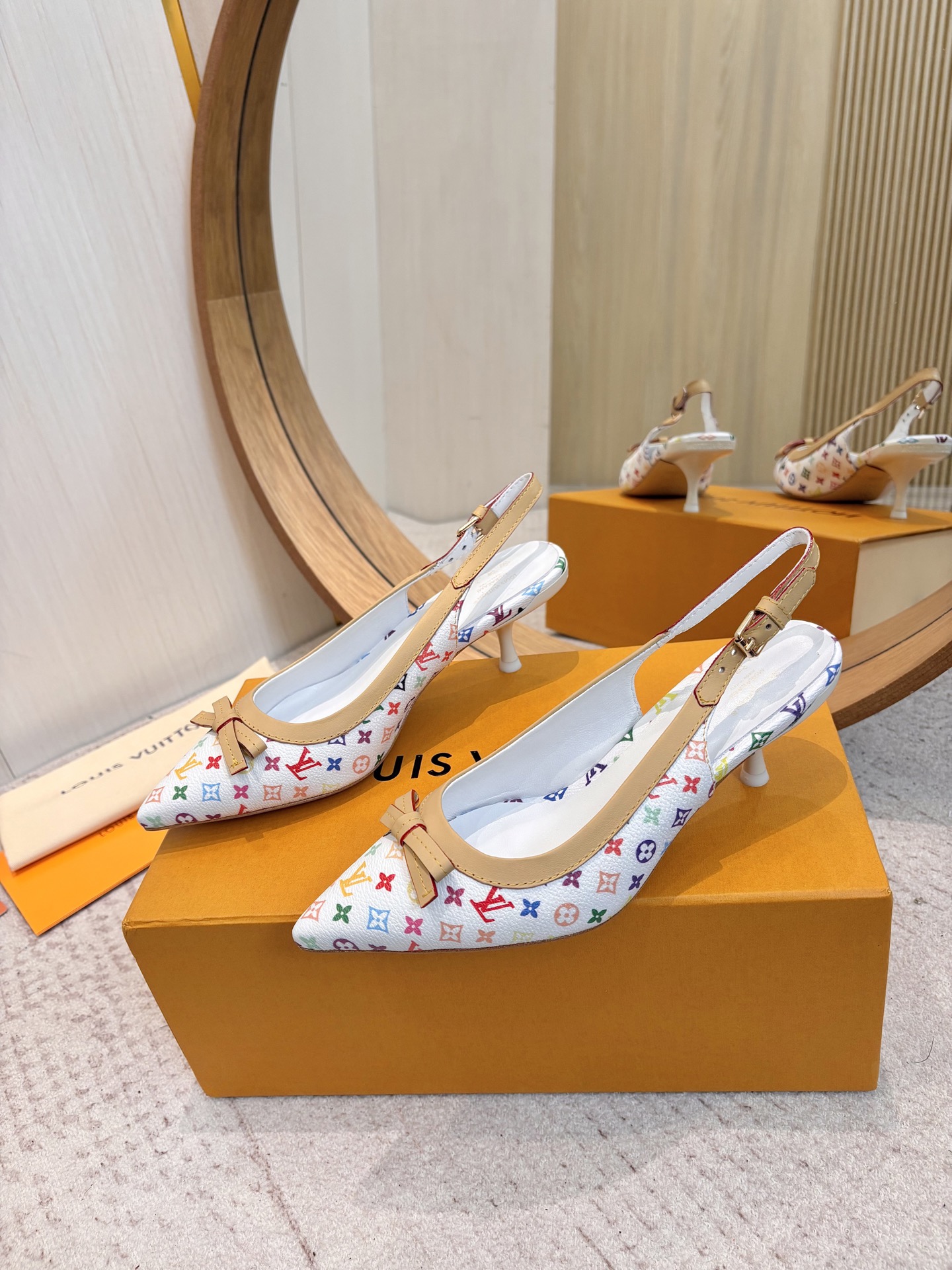 NO:759504,Louis Vuitton Louis Vuitton, pointed toe sandals, early spring new slingback high heels, ARCHLIGHT series, women's pink technical silk satin dew, slingback high heels cut out of soft cow leather with elegant lines and pointed toes, the latter elastic back strap is also decorated with the brand logo. Upper cowhide, technical silk satin dew, lining sheepskin, heel height 5.5cm, size 35-43 (42, 43 customized, non-refundable), high-heeled sandals, louis vuitton, louis  vuitton,sandals,high heels,cowhide,sheepskin19860909Louis Vuitton路易威登,尖头凉鞋, 早春新款露跟高跟鞋 ARCHLIGHT系列 女士粉色科技丝缎露,露跟高跟鞋以柔软牛皮革裁出优雅线条,搭配尖头,后者弹力后带也有品牌标识装饰 鞋面牛皮 科技丝缎露 内里羊皮 跟高5.5cm 码数35-43（42、43定做不退换）,高跟鞋凉鞋,louis vuitton,louis vuitton,sandals,high heels,cowhide,sheepskin,Women's Shoes