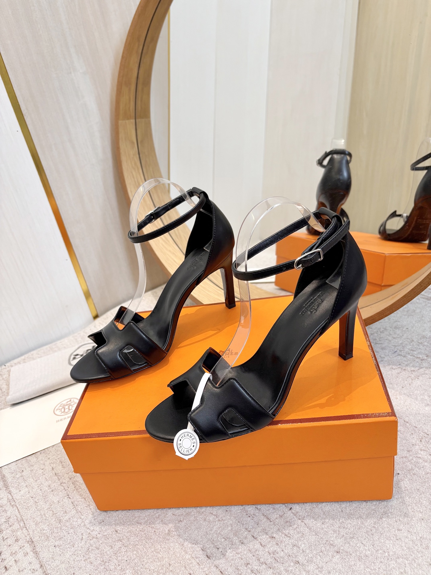 NO:820150,[Glossy] Hermes Hermes H is the most classic, timeless, high-quality pursuit of perfect workmanship details, easy to control on foot comfort, material imported cowhide material lining mixed sheepskin material foot pads mixed sheepskin material outsole Italian genuine leather code number 35-40 (34.41.42.43. customized code number), high heels and sandals, hermes, hermes, sandals, high heels, cowhide, sheepskin19860909【光面】 Hermes爱马仕H家最经典永不过时高品质追求完美做工细节上脚舒适度轻松驾驭 材质面料进口牛皮 材质内里混种羊皮 材质垫脚混种羊皮 材质大底意大利真皮 码数35-40（34.41.42.43.定做码数）,高跟鞋凉鞋,hermes,hermes,sandals,high heels,cowhide,sheepskin,Women's Shoes