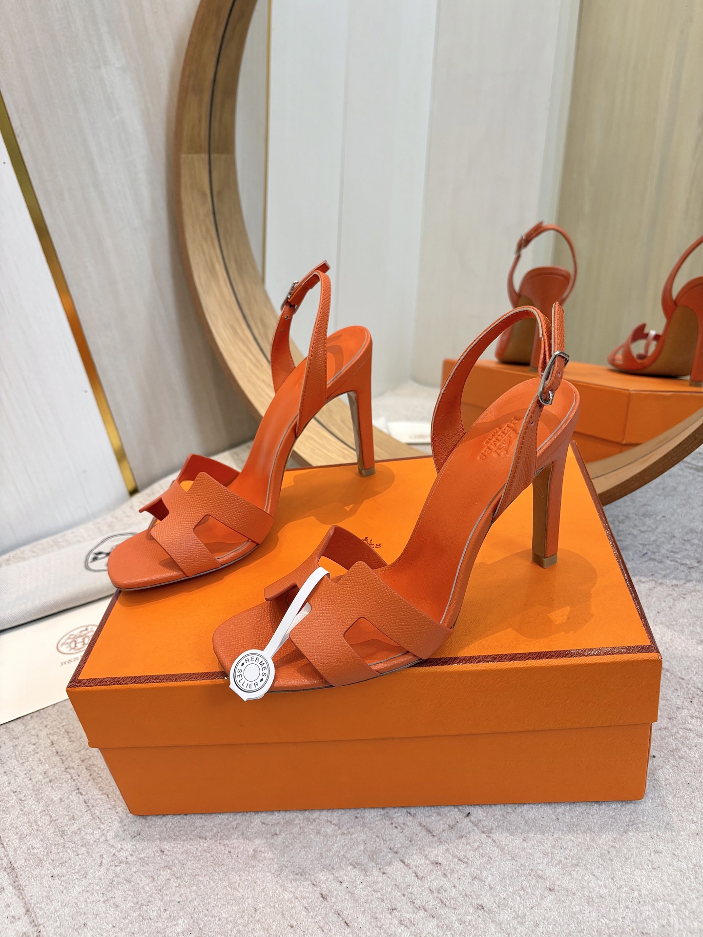 NO:820157,[Palmprint surface] Hermes Hermes H is the most classic, timeless, high-quality pursuit of perfect workmanship details, easy to control on the foot, material imported cowhide, material lining mixed sheepskin, material foot pads mixed sheepskin, material outsole Italian genuine leather, code number 35-40 (34.41.42.43. customized code number), high-heeled sandals, hermes, hermes, sandals, high heels, cowhide, sheepskin19860909【掌纹面】 Hermes爱马仕H家最经典永不过时高品质追求完美做工细节上脚舒适度轻松驾驭 材质面料进口牛皮 材质内里混种羊皮 材质垫脚混种羊皮 材质大底意大利真皮 码数35-40（34.41.42.43.定做码数）,高跟鞋凉鞋,hermes,hermes,sandals,high heels,cowhide,sheepskin,Women's Shoes