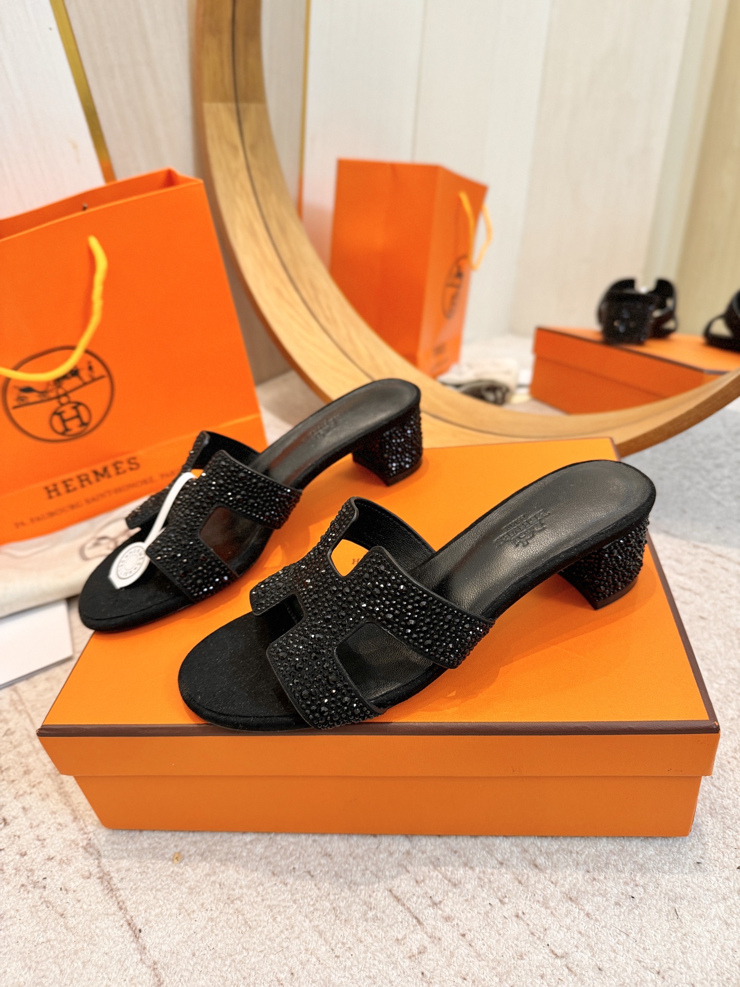 NO:820140,HERMES 25/ Oasis series H classic slippers, high heels, slippers, 2026 spring and summer latest color matching, family portrait, original development, purchase-level quality, incorporating rhinestones, rivets, palm prints, and other details to make the simple H slippers full of new ideas!  Add more matching possibilities!  The basic colors and this year’s hot new colors are all with your eyes closed. Every color is a must-have item for H fans in summer. The upper is cowhide/sheep/hot diamond. The foot pads are original sheepskin. The sole is genuine leather. Heel height: 5cm Size#35-42 (40.41.42 is custom-made and non-refundable). Slippers, hermes, hermes, slippers, cowhide, sheepskin, sheep, Leather soles19860909HERMES爱马仕 25/ Oasis系列 H经典拖 高跟 一字拖鞋 2026 春夏最新配色 全家福 原版开发 代购级品质 融入水钻、铆钉、掌纹、 等细节,让简约的H拖鞋 焕发新意！增加更多配搭可能性！ 基础色和今年爆款新配色,都是闭眼入的,H粉们夏日必备的单品每一个色都很好看 鞋面牛皮/羊猄/烫钻 垫脚原版羊皮 鞋底真皮大底 跟高: 5cm Size#35-42（40.41.42定做不退换）,拖鞋,hermes,hermes,slippers,cowhide,sheepskin,sheep,Leather soles,Women's Shoes