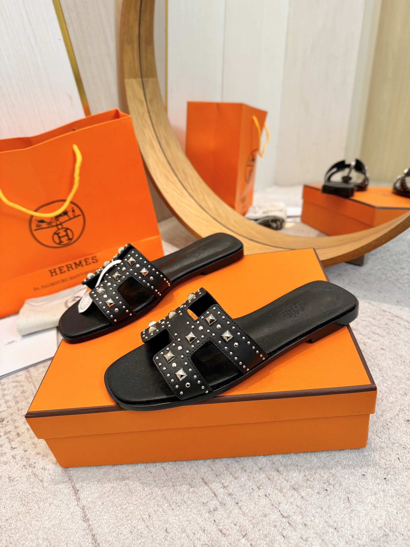 NO:820144,HERMES 25/ Oasis series H classic slippers, high heels, slippers, 2026 spring and summer latest color matching, family portrait, original development, purchase-level quality, incorporating rhinestones, rivets, palm prints, and other details to make the simple H slippers full of new ideas!  Add more matching possibilities!  The basic colors and this year’s hot new colors are all with your eyes closed. Every color is a must-have item for H fans in summer. The uppers are cowhide/sheepskin/hot diamonds. The foot pads are original sheepskin. The soles are genuine leather. Size#35-42 (40.41.42 is custom-made and non-refundable). Slippers, hermes, hermes, slippers, cowhide, sheepskin, sheep, Leather soles19860909HERMES爱马仕 25/ Oasis系列 H经典拖 高跟 一字拖鞋 2026 春夏最新配色 全家福 原版开发 代购级品质 融入水钻、铆钉、掌纹、 等细节,让简约的H拖鞋 焕发新意！增加更多配搭可能性！ 基础色和今年爆款新配色,都是闭眼入的,H粉们夏日必备的单品每一个色都很好看 鞋面牛皮/羊猄/烫钻 垫脚原版羊皮 鞋底真皮大底 Size#35-42（40.41.42定做不退换）,拖鞋,hermes,hermes,slippers,cowhide,sheepskin,sheep,Leather soles,Women's Shoes