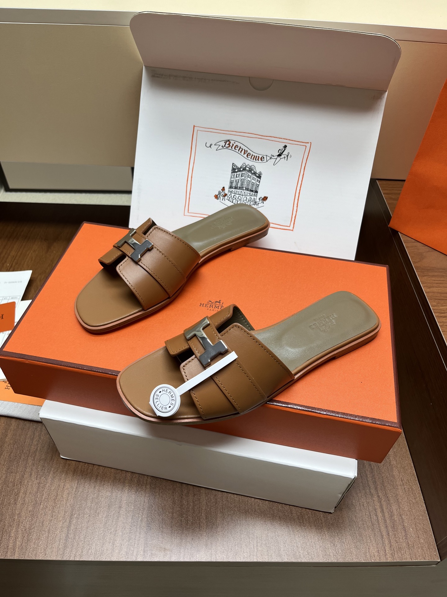 NO:884753,(Plus 10 for airplane box) Hermes H slippers Oran sandals series————————Fashionable and versatile Super comfortable Every detail is made to the extreme Original swift calfskin Original 1:1 exclusive private mold upper/original leather welt outsole Outsole Italian leather outsole SIZE34~42 (34.40.41.42 customized non-refundable), slippers, hermes, hermes, stuart  weitzman,sandals,slippers,cowhide,Leather soles19860909（飞机盒另加10) Hermes 爱马仕H拖鞋Oran凉鞋系列———————————时尚又百搭 超级舒服 每个细节都做到极致 原版swift小牛皮 原版1:1独家私模鞋面/原版真皮沿条大底 大底意大利真皮大底 SIZE34~42（34.40.41.42定制不退不换）,拖鞋,hermes,hermes,stuart weitzman,sandals,slippers,cowhide,Leather soles,Women's Shoes