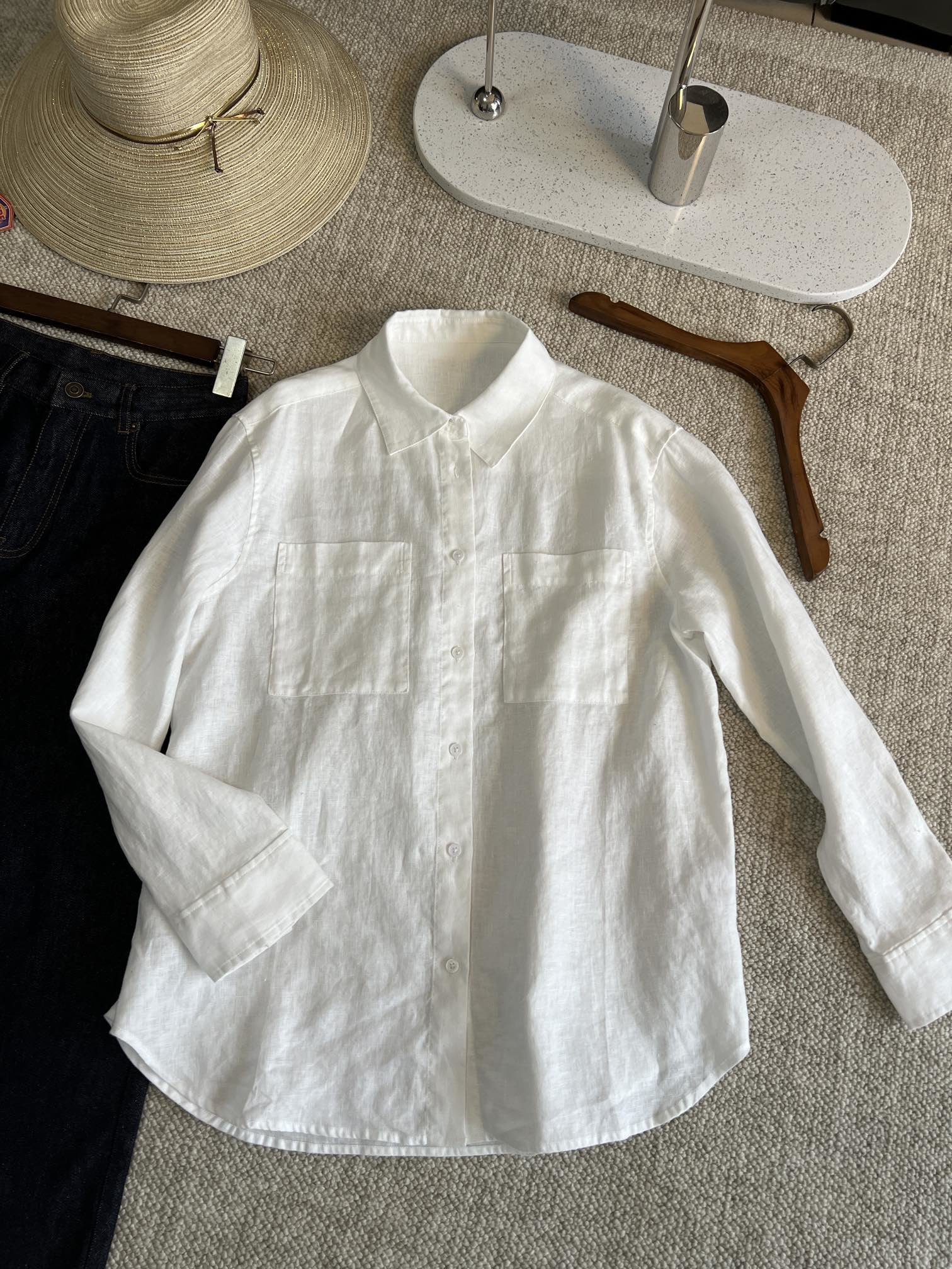 白色更绝！！这个亚麻衬衫就是一目了然的有腔调、慵懒，能飒能雅，一件亚麻白衬衫，轻松穿出悠闲浪漫的松弛感。
