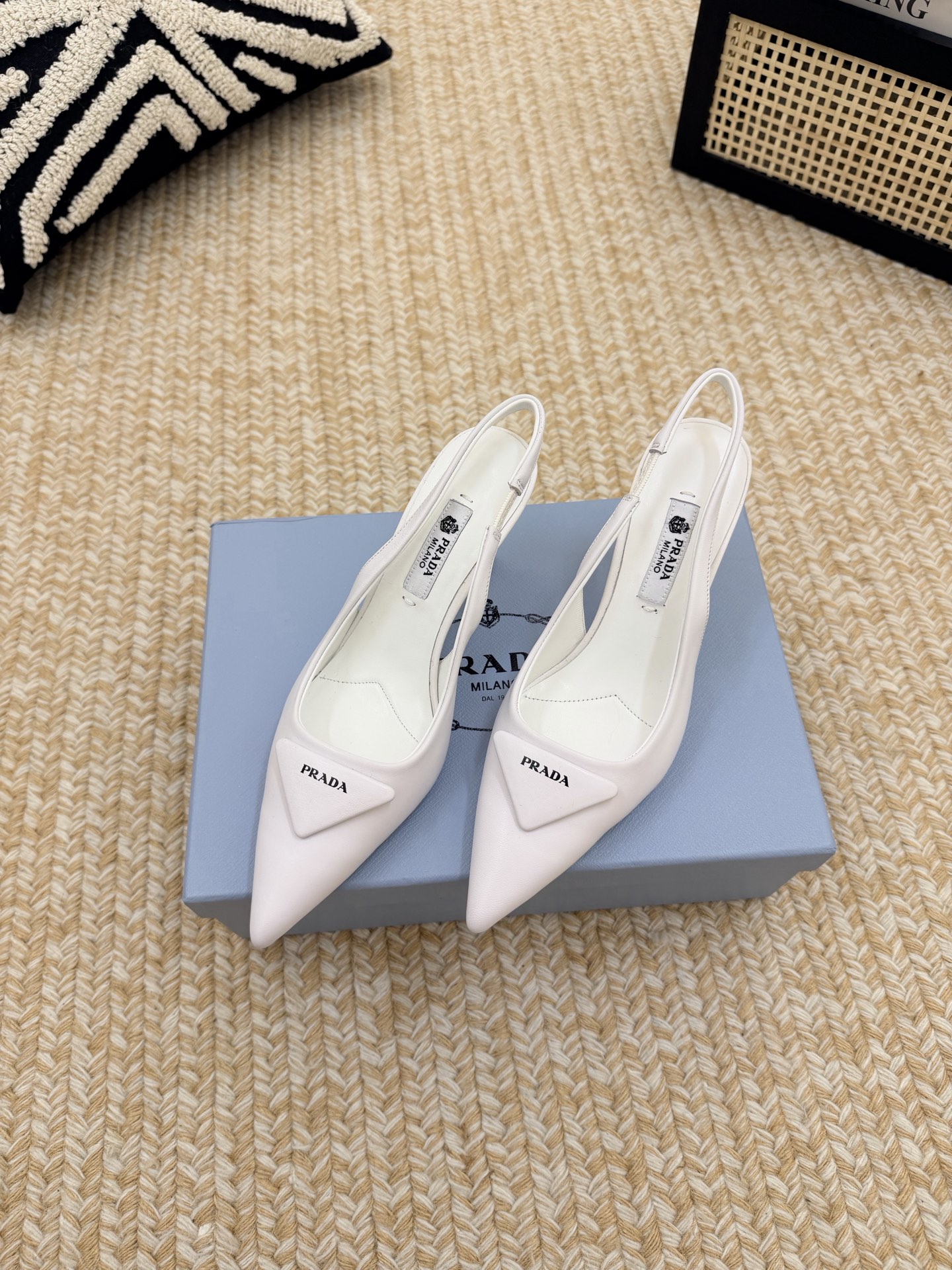 NO:927029,Prada/Prada 2025ss new autumn and winter product Saffiano patent leather sling high heels make their debut. Recommended by major bloggers in Xiaohongshu, developed by 1-1. This exquisite leather sandal combines fashionable elegance and minimalist style. Slender tapered design, with pointed toe and medium height stiletto heel, handmade triangular shoe buckle embellished with triangular logo, highlighting classic charm. Heel height 7.5cm Material Open edge beaded cowhide Sheepskin lining Italian genuine leather sole  Size 35 to 42 (40-42 is custom-made and non-returnable), high-heeled shoes, prada, prada, sandals, high heels, cowhide, sheepskin19860909Prada/普拉达2025ss秋冬新品 Saffiano漆皮吊带高跟鞋 闪亮登场 小红书各大博主推荐,1-1开发 这款精致的皮革凉鞋兼具时尚优雅格调和极简风格.修长锥形设计,搭配尖头和中等高度的细高跟,手工三角鞋扣点缀以三角形徽标,彰显经典魅力. 跟高 7.5cm 面料 开边珠牛皮 羊皮内里 意大利真皮底 码数35一42（40-42定做不退换）,高跟鞋单鞋,prada,prada,sandals,high heels,cowhide,sheepskin,Women's Shoes