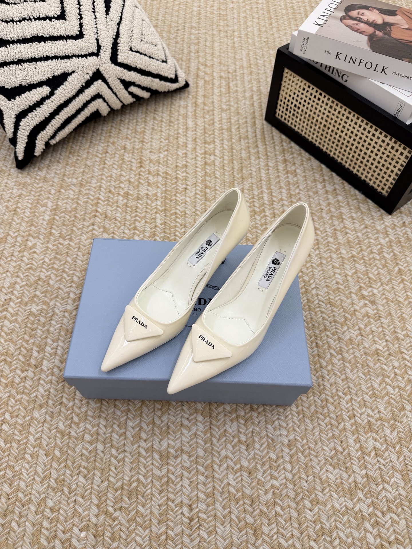 NO:927041,Prada/Prada 2025ss new autumn and winter product Saffiano high heels make their debut. Recommended by major bloggers in Xiaohongshu, developed by 1-1. This exquisite leather sandal combines fashionable elegance and minimalist style. Slender tapered design, with pointed toe and medium height stiletto heel, handmade triangle shoe buckle embellished with triangular logo, highlighting classic charm. Heel height: 7.5cm Material: open edge beaded cowhide, sheepskin lining/Italian genuine leather sole  Size 35 to 42 (40-42 is custom-made and non-returnable), high-heeled shoes, prada, prada, sandals, high heels, cowhide, sheepskin19860909Prada/普拉达2025ss秋冬新品 Saffiano高跟鞋 闪亮登场 小红书各大博主推荐,1-1开发 这款精致的皮革凉鞋兼具时尚优雅格调和极简风格.修长锥形设计,搭配尖头和中等高度的细高跟,手工三角鞋扣点缀以三角形徽标,彰显经典魅力. 跟高:7.5cm 面料:开边珠牛皮 羊皮内里/意大利真皮底 码数35一42（40-42定做不退换）,高跟鞋单鞋,prada,prada,sandals,high heels,cowhide,sheepskin,Women's Shoes